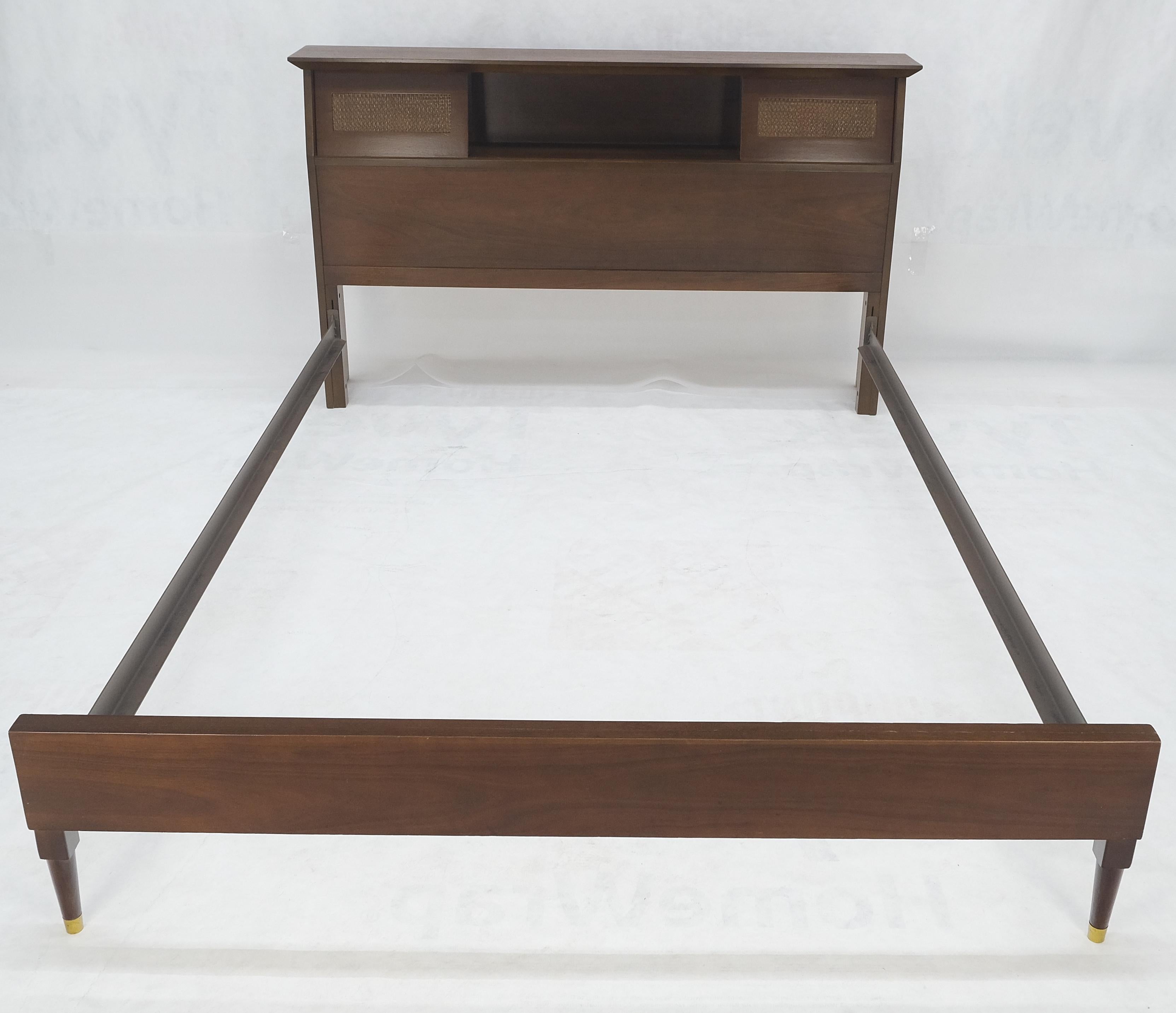 Nussbaum Ablagefach Keil Form Kopfteil Queen Size Bett w / Schienen MINT (20. Jahrhundert) im Angebot