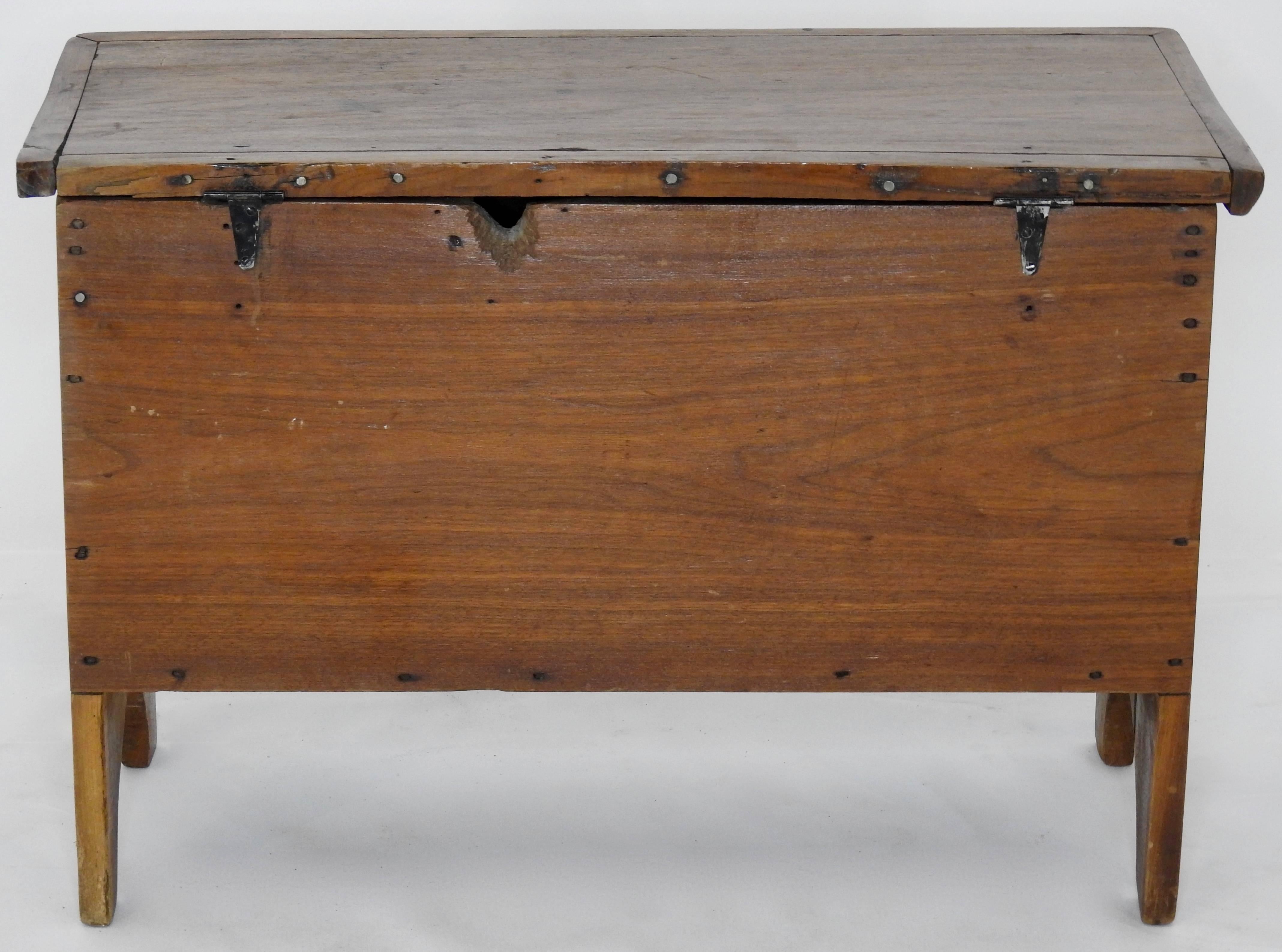 Walnut Sugar Chest with Lift Top, Early 19th Century For Sale 2