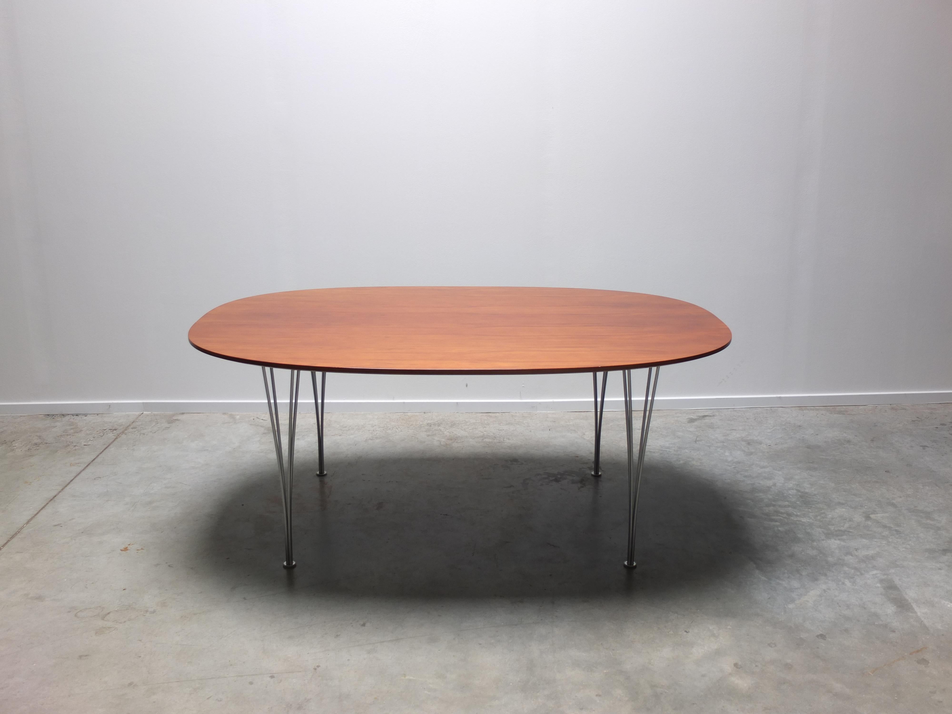 A ‘Super-Elliptical’ dining table designed by Piet Hein & Bruno Mathsson and produced by Fritz Hansen (Denmark) in 2005 (labeled). This example features a beautiful top made of walnut with a magnificent wood grain, combined with the signature