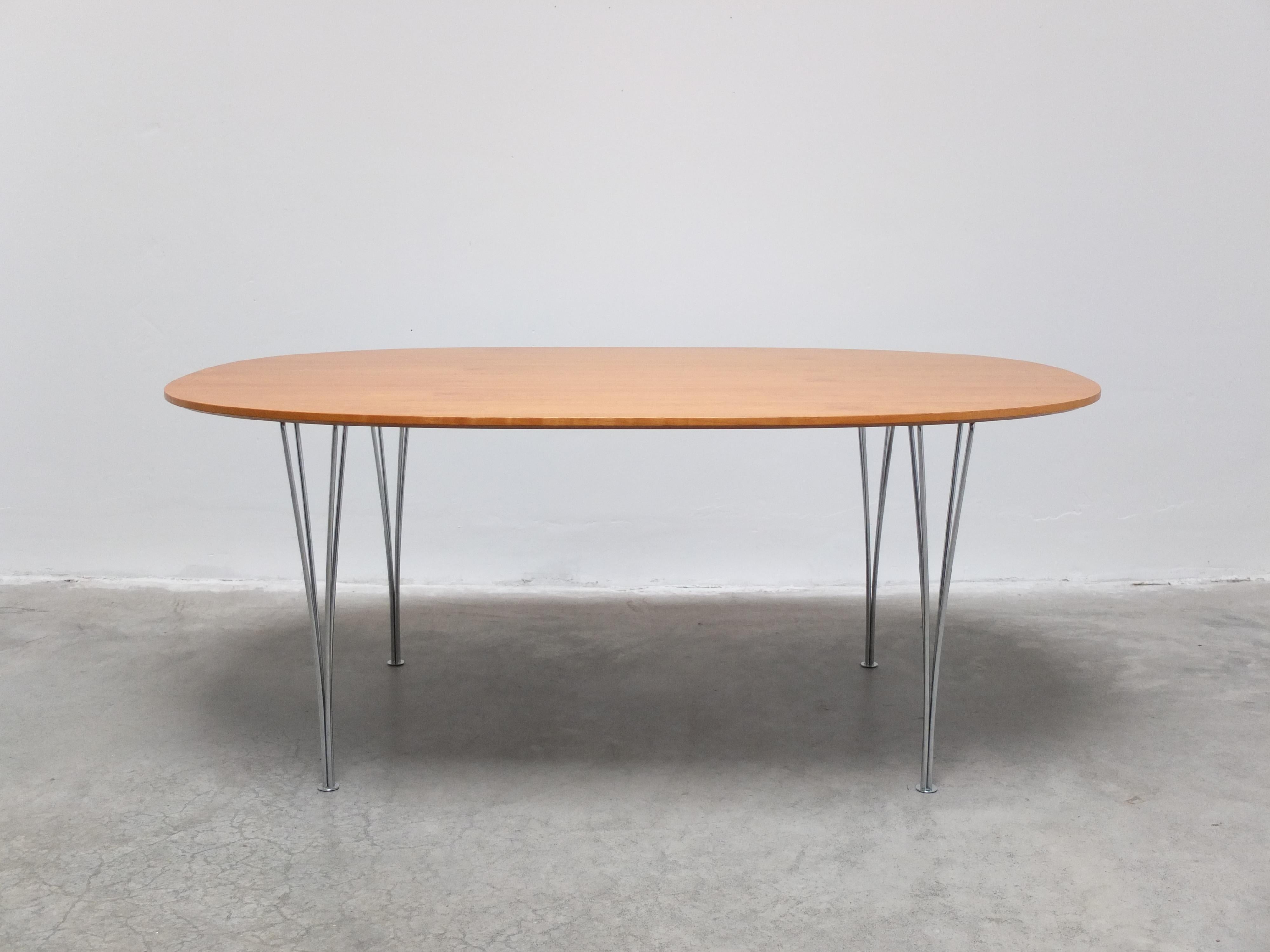 A ‘Super-Elliptical’ dining table designed by Piet Hein & Bruno Mathsson in 1967. This example features a beautiful top made of walnut with a magnificent wood grain, combined with the signature chromed steel spanlegs. Produced by Fritz Hansen