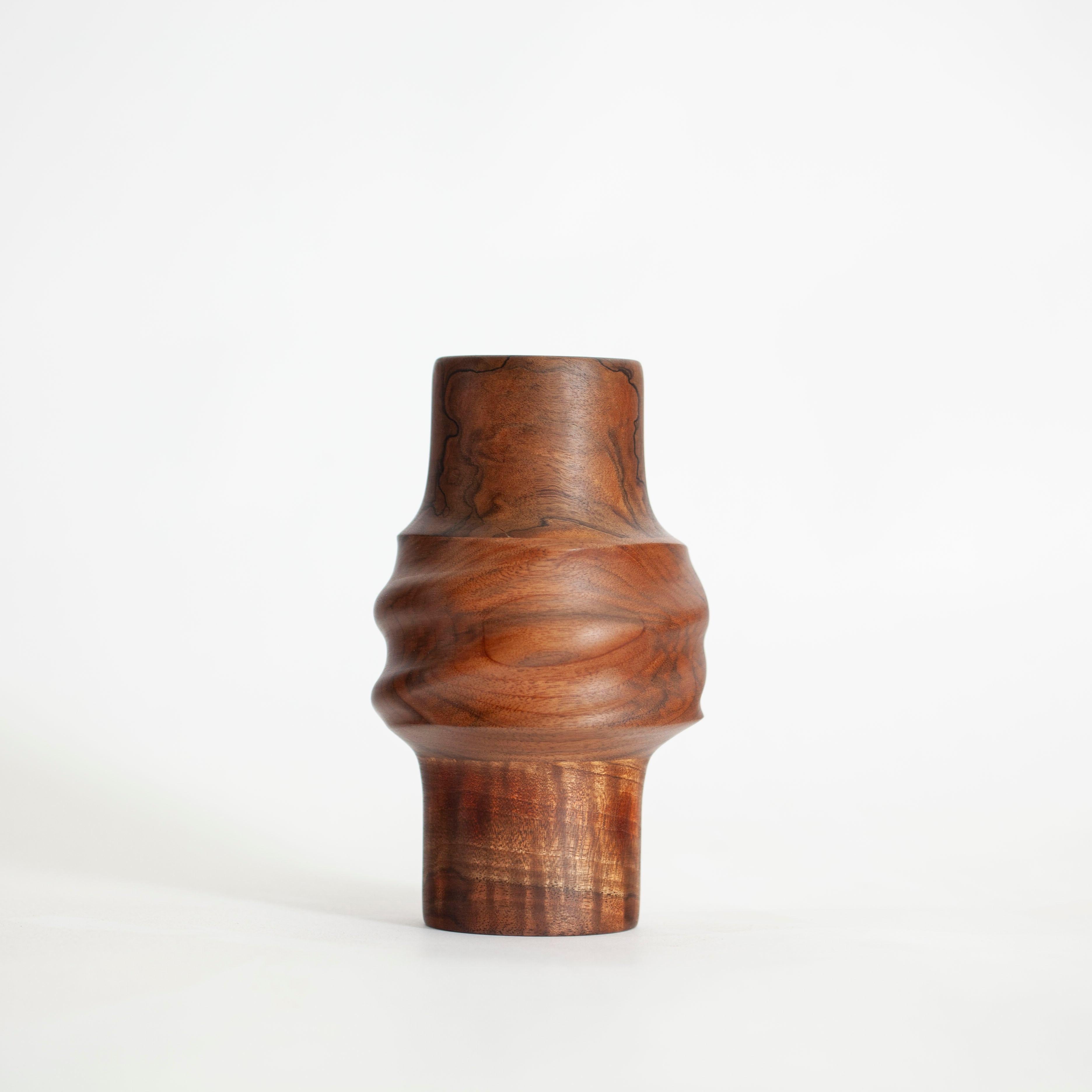 Jarrón Svitok de nogal en madera recuperada Moderno en venta
