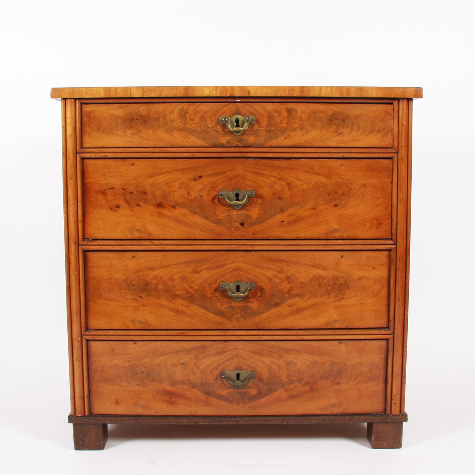 Swedish circa 1900.

An Estate made, Swedish, walnut commode sourced from a castle close to Helsingborg. Lovely figuring to the wood and beautiful handles.

Good condition. Wear consistent with age and use.
 