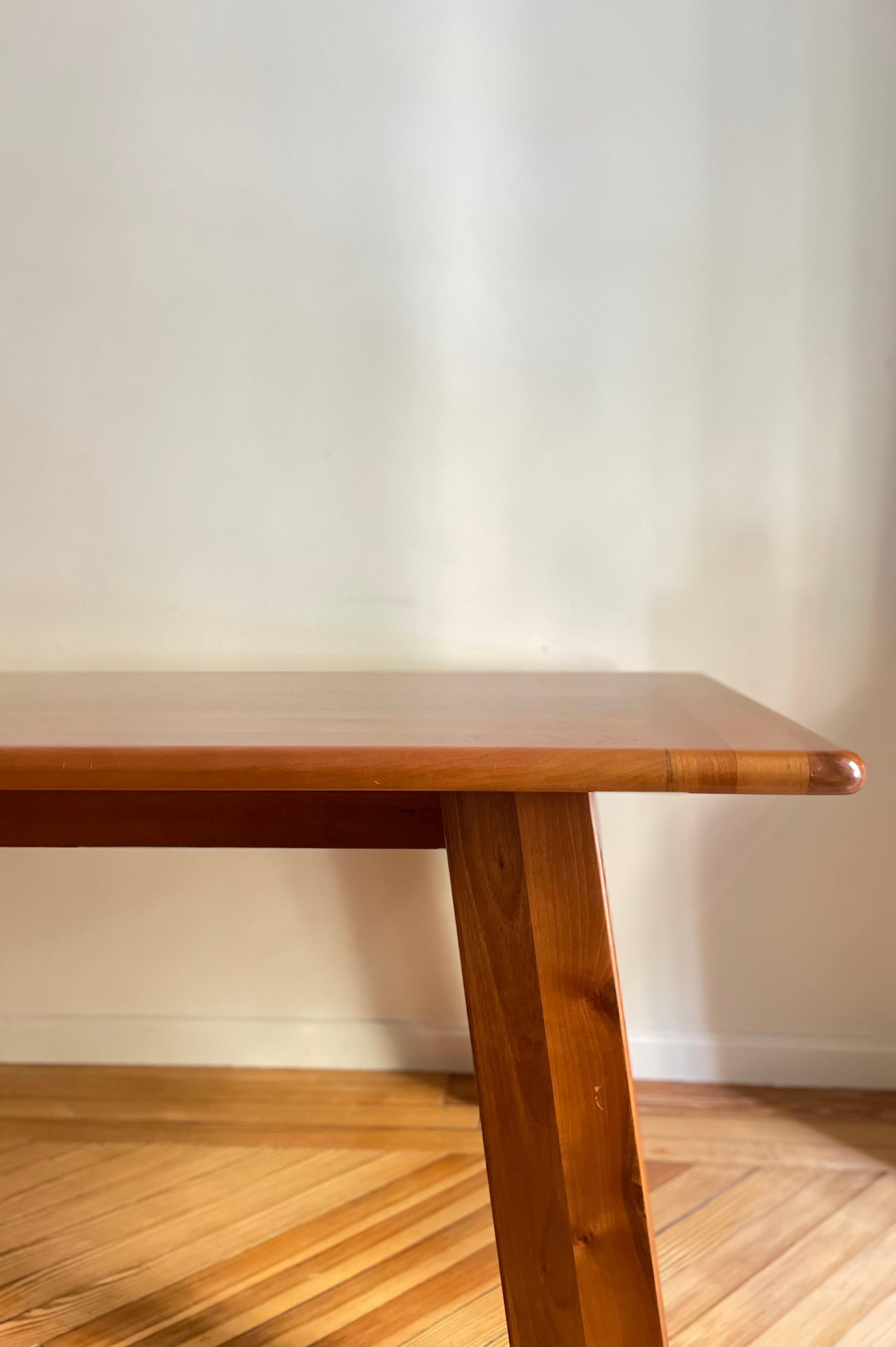Table en noyer massif de Mario Marenco pour Mobil Girgi. Italie, années 1970.

Longueur : 175 cm
Largeur : 87 cm
Hauteur : 76 cm

Mario Marenco (1933-2019) était un architecte, designer et acteur italien. Il est diplômé en architecture de