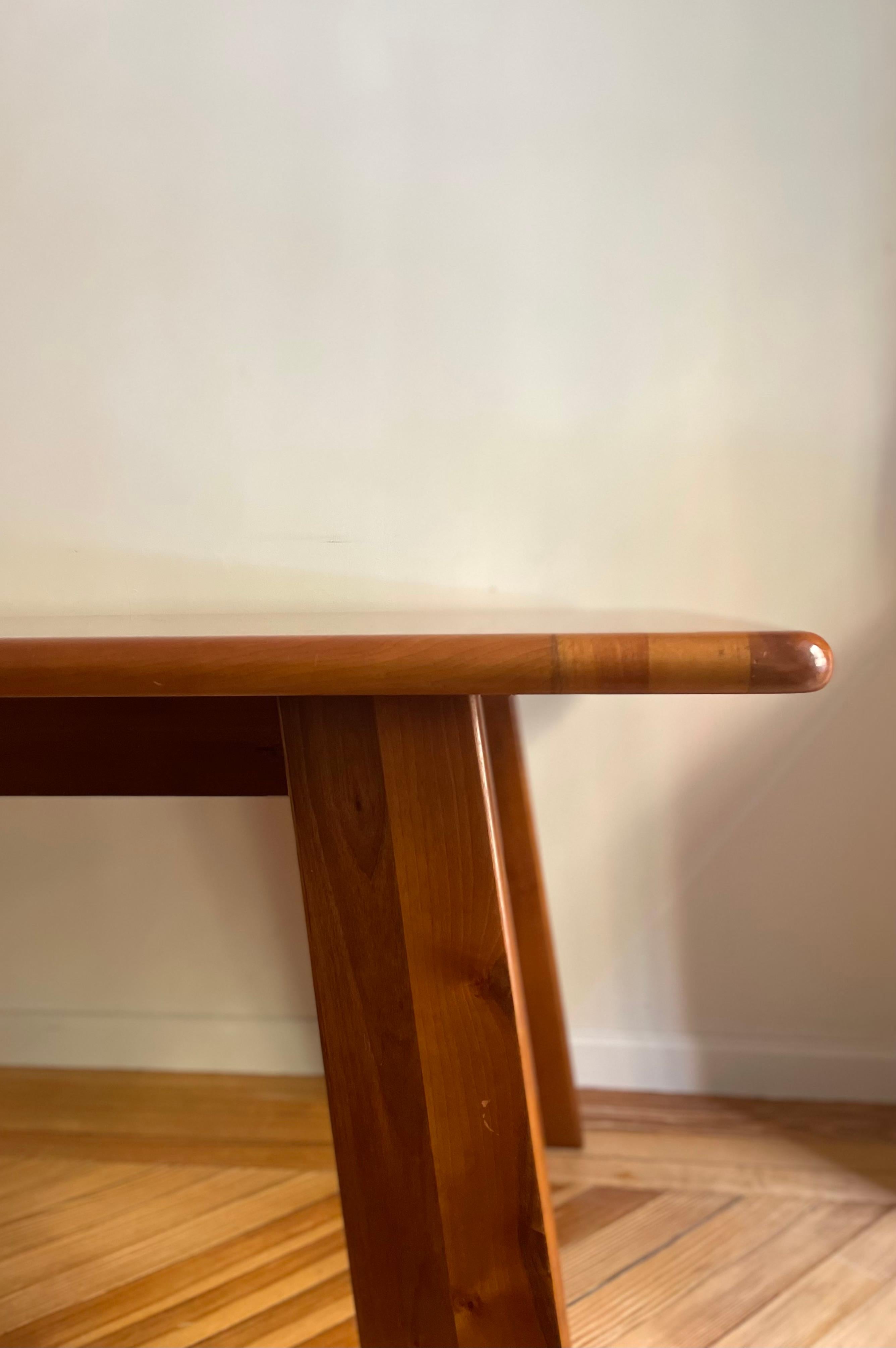 italien Table en noyer de Mario Marenco en vente