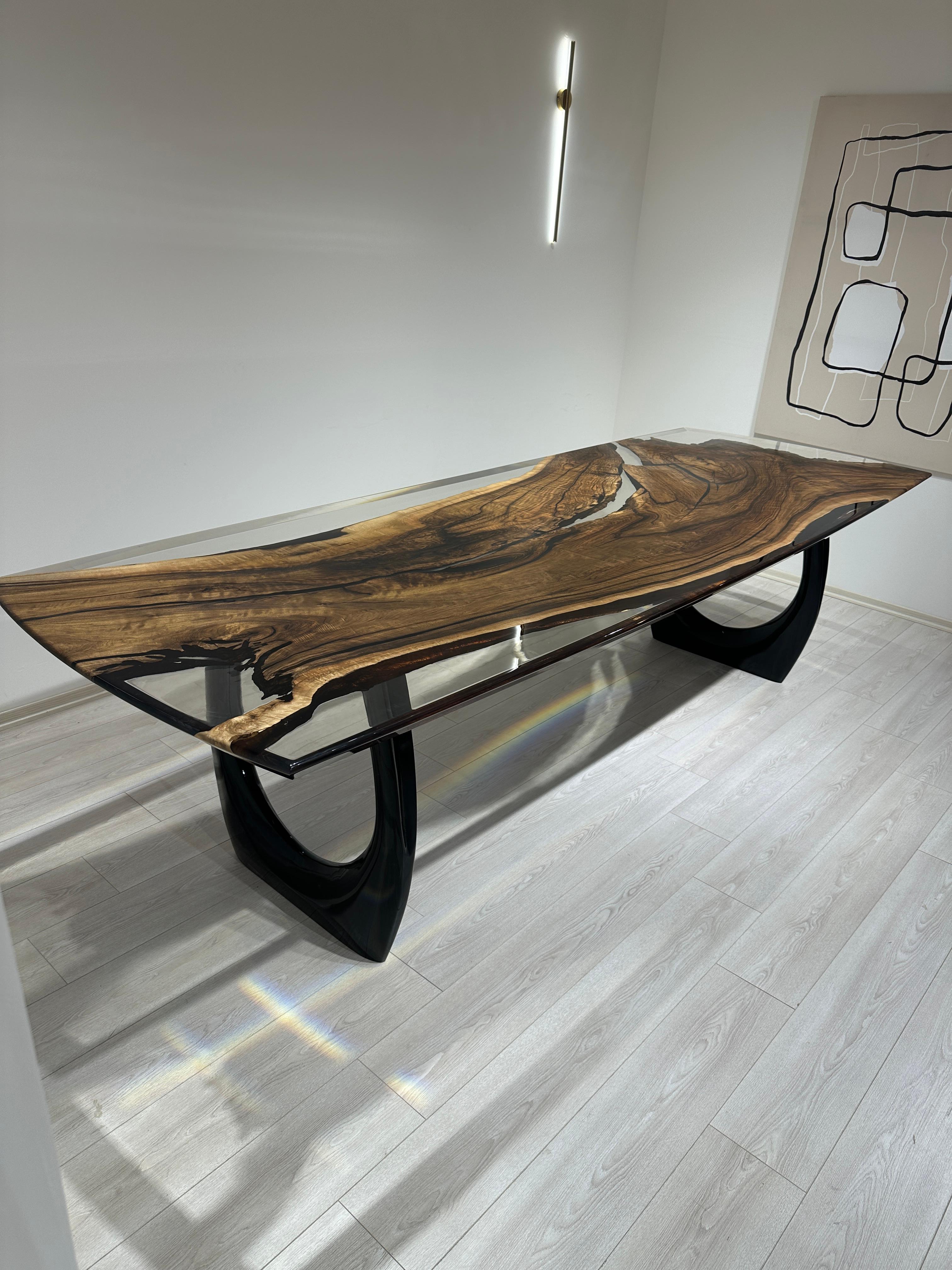 Brossé Table en noyer - Table de salle à manger en résine époxy en noyer transparent en une seule pièce en vente