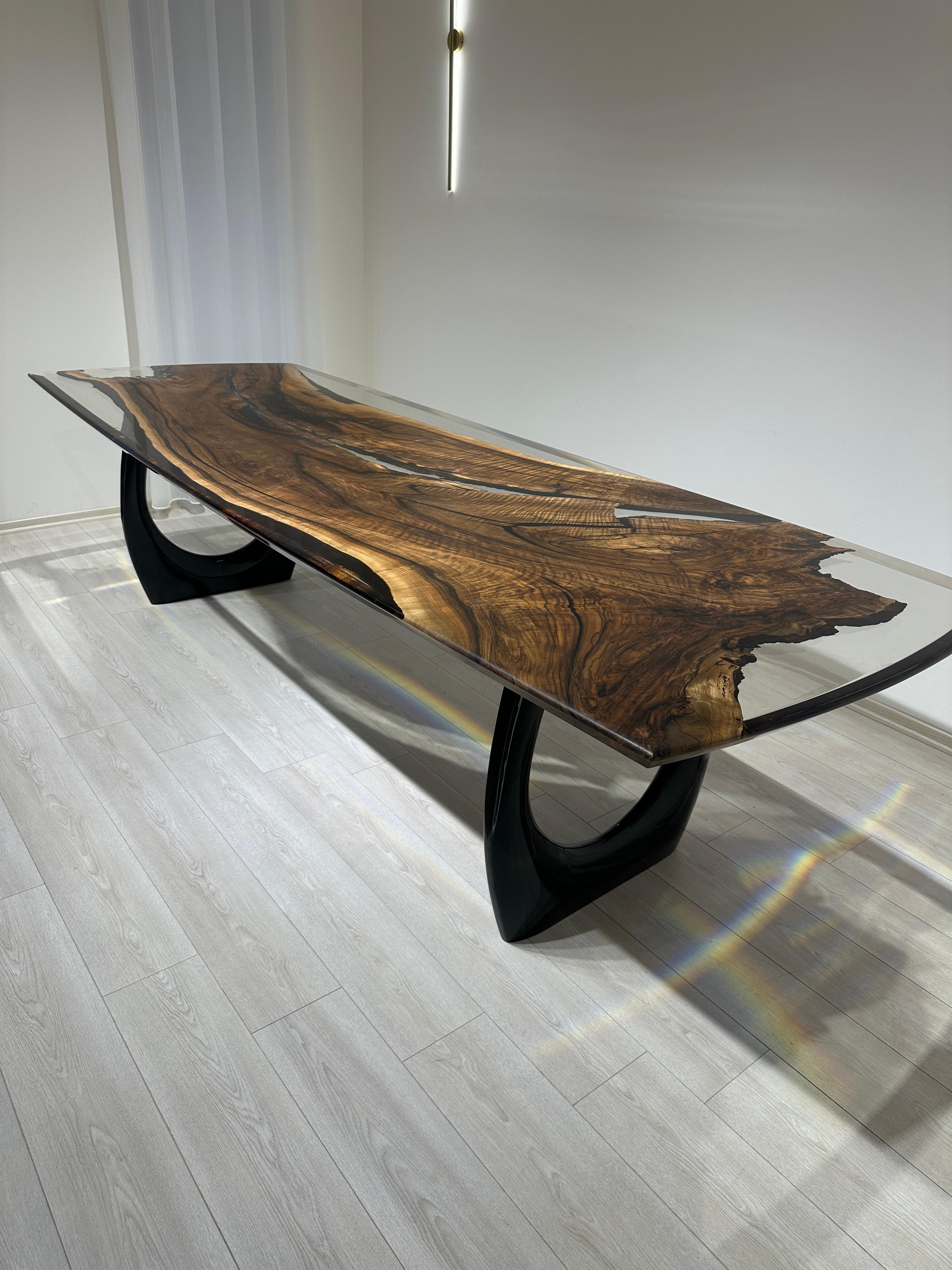 XXIe siècle et contemporain Table en noyer - Table de salle à manger en résine époxy en noyer transparent en une seule pièce en vente