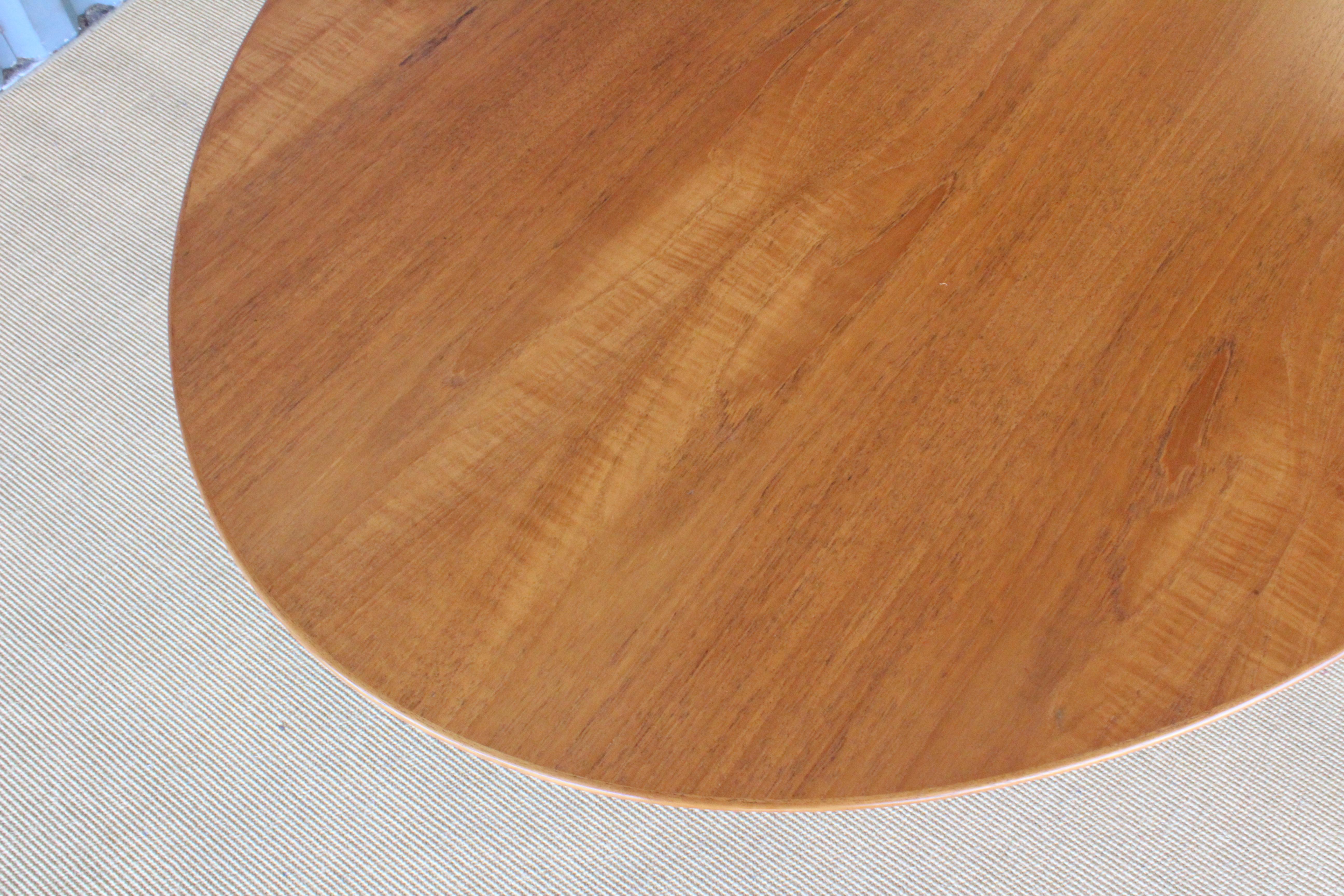 Walnut Table Desk by Florence Knoll for Knoll International, U.S.A, 1972 In Excellent Condition In Los Angeles, CA