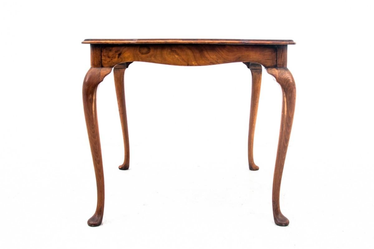 Walnut table, France, around 1900.

Very good condition.

Wood: walnut

dimensions: height 58 cm x width 64 cm x depth 64 cm