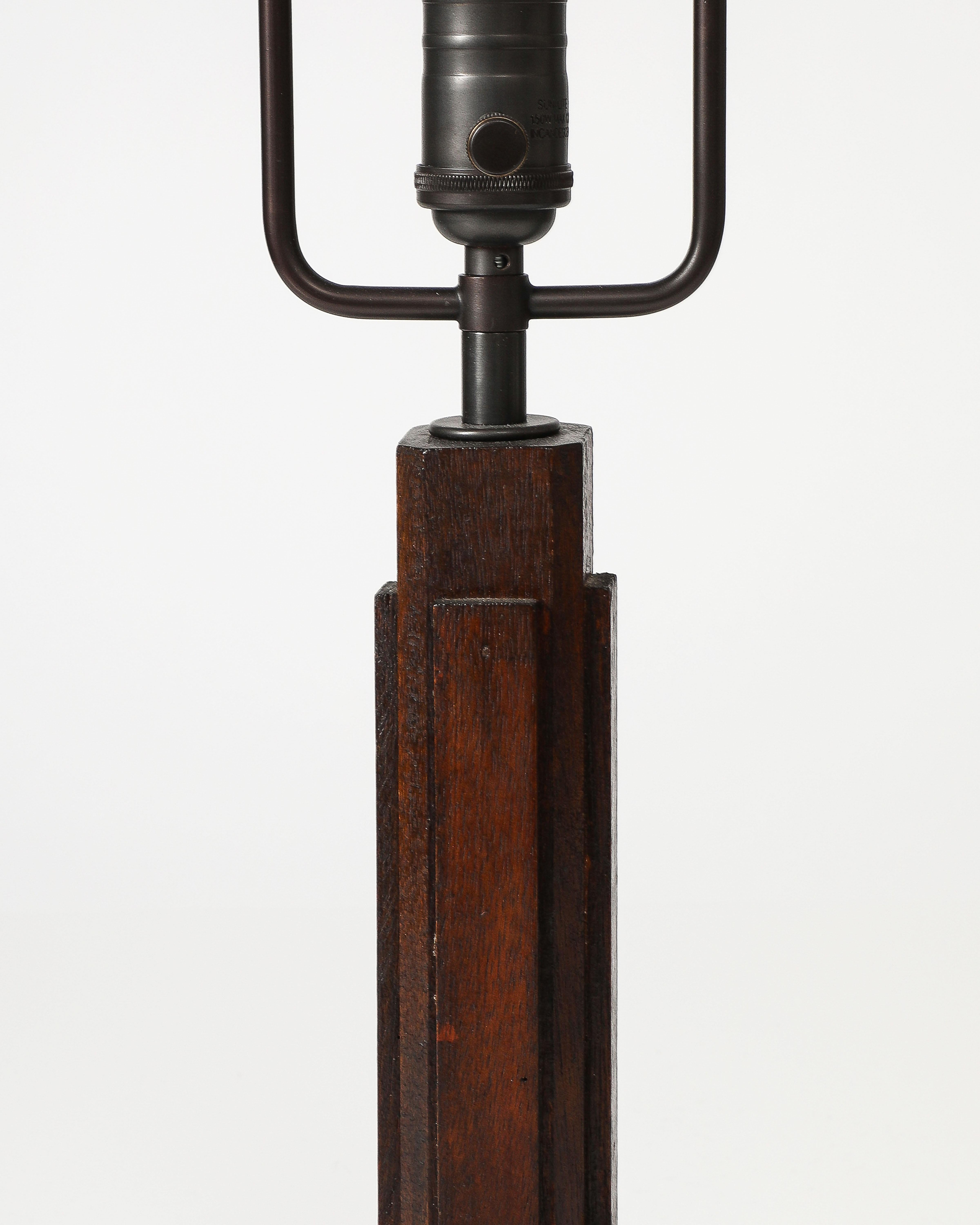 Lampe de table en noyer, France, c. 1940 en vente 4