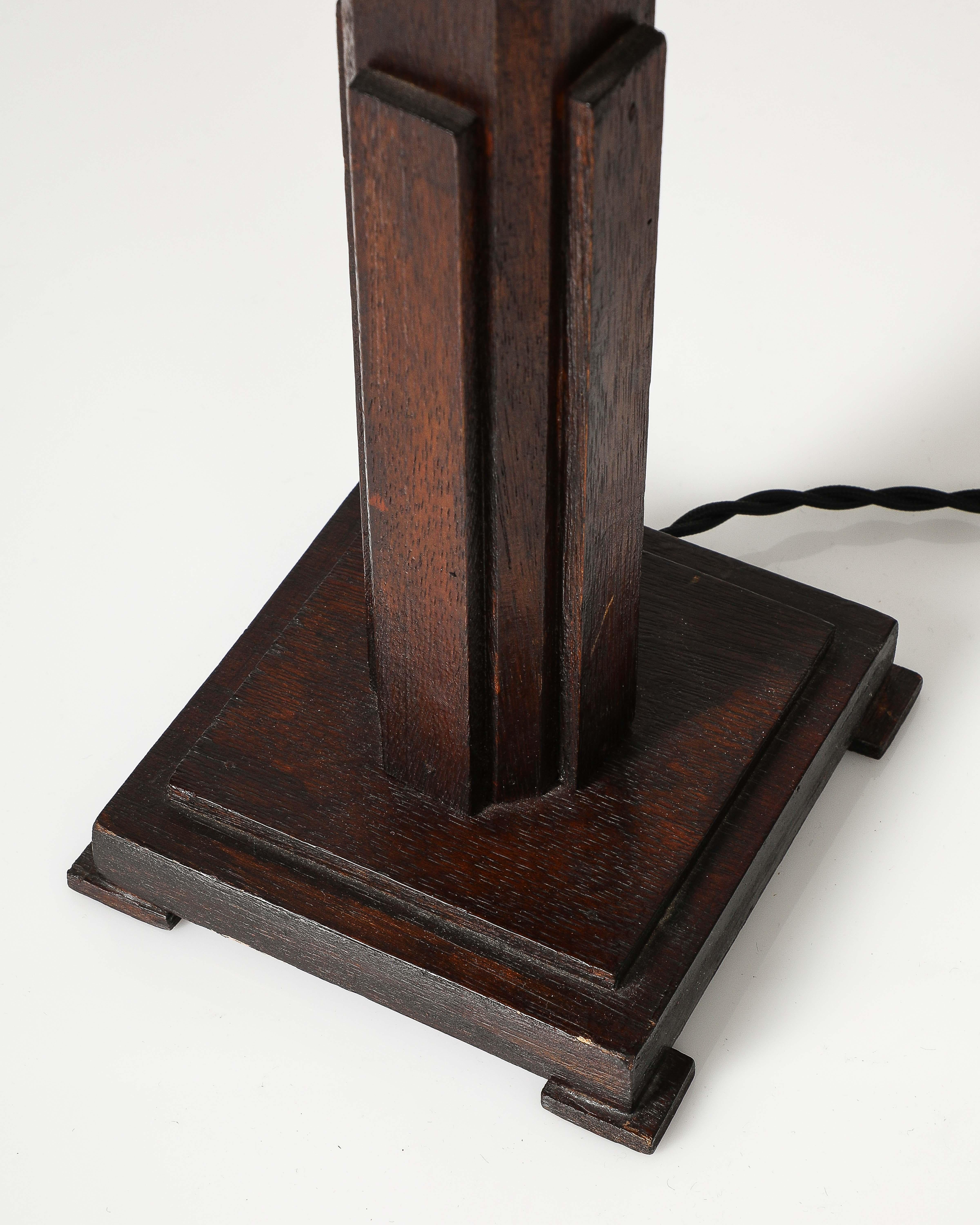 Lampe de table en noyer, France, c. 1940 en vente 5