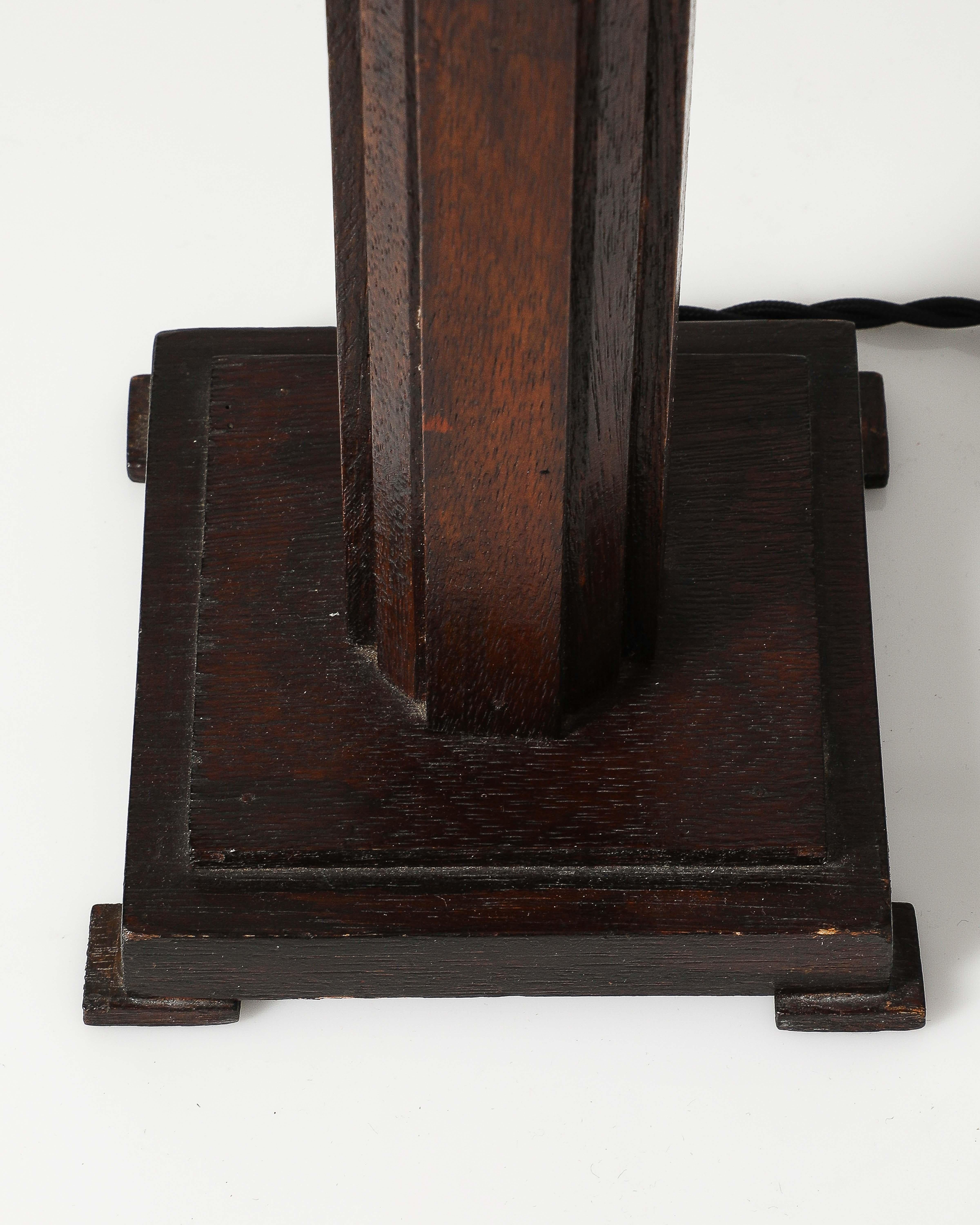 Lampe de table en noyer, France, c. 1940 en vente 6