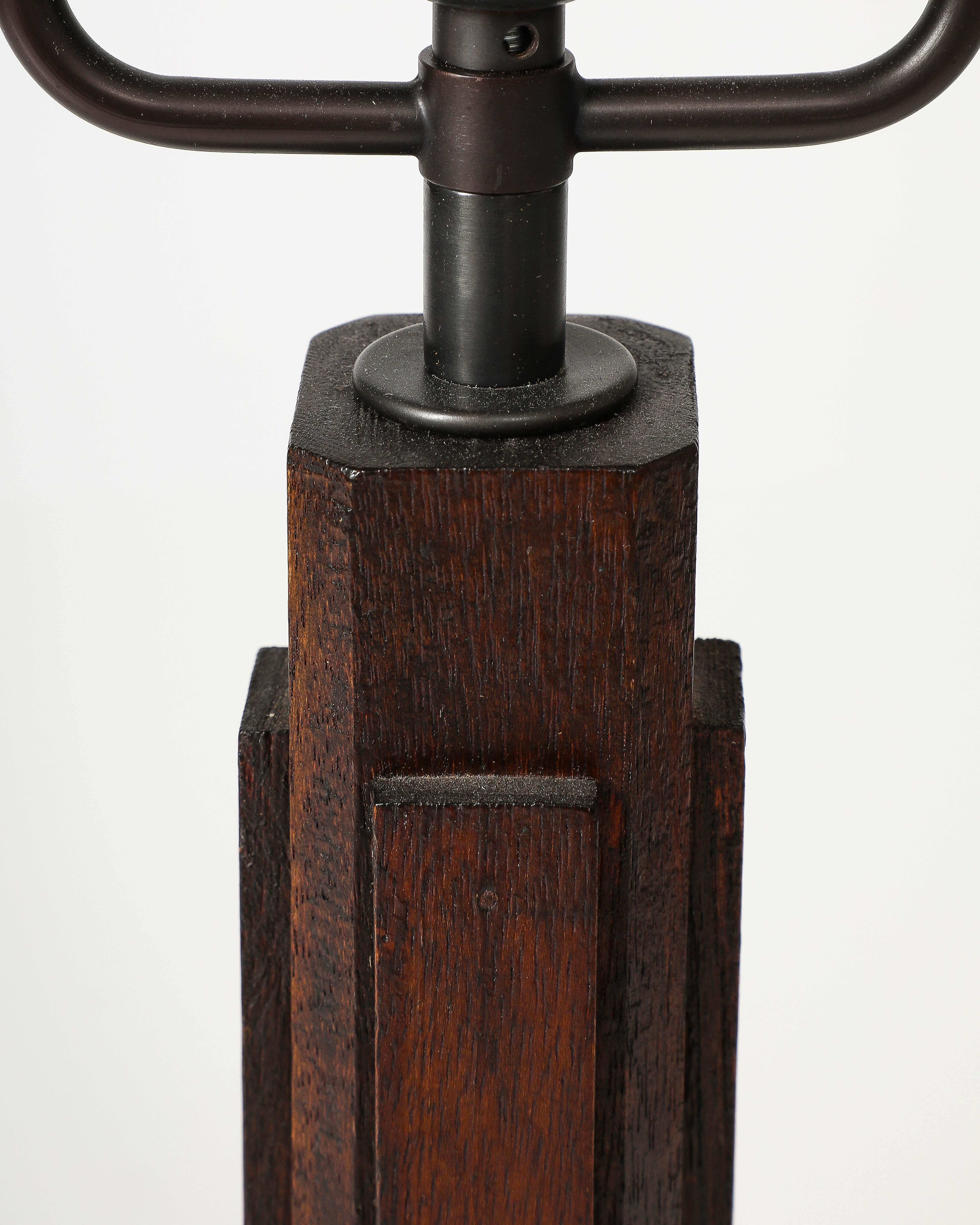 Lampe de table en noyer, France, c. 1940 en vente 7