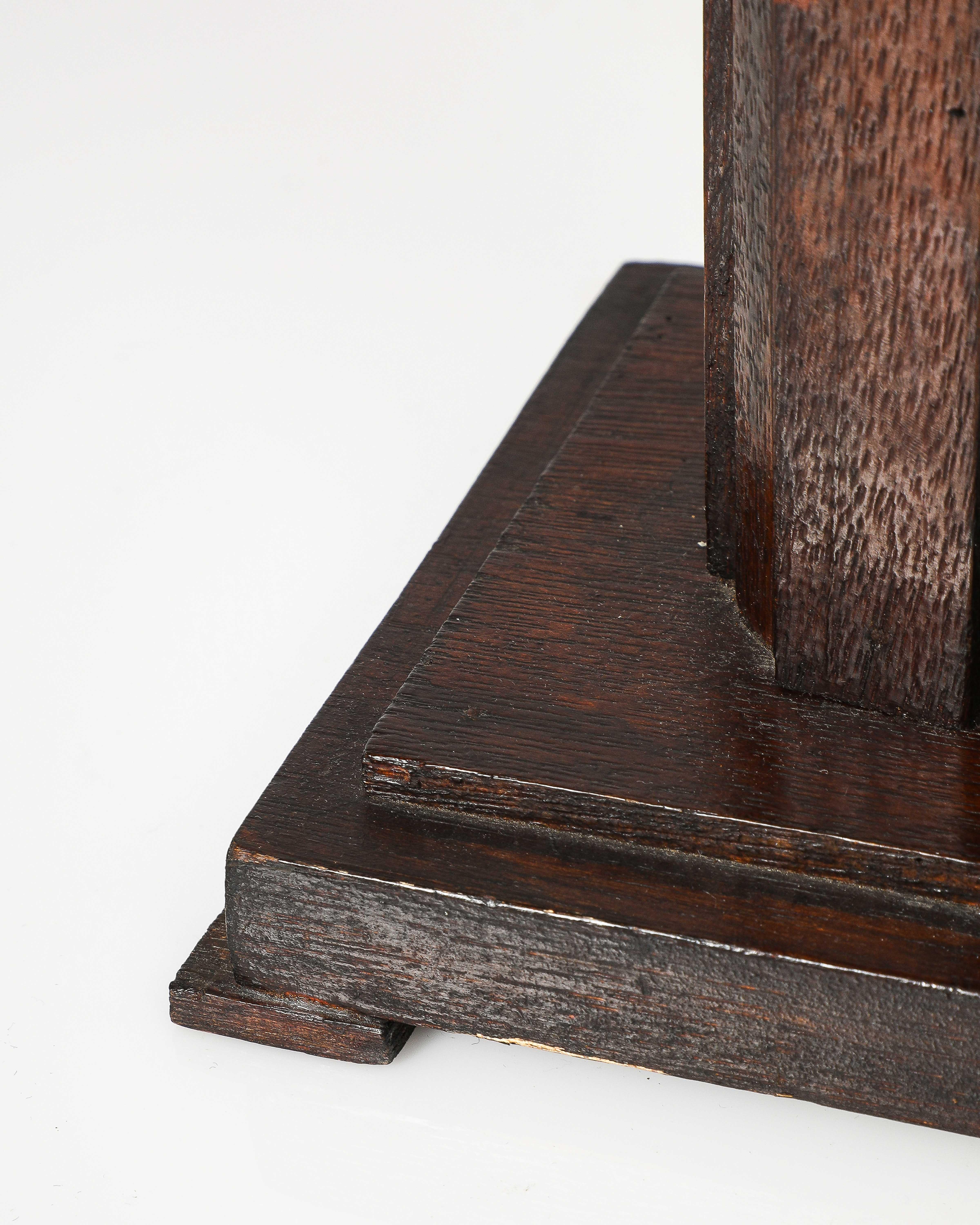 Lampe de table en noyer, France, c. 1940 en vente 8