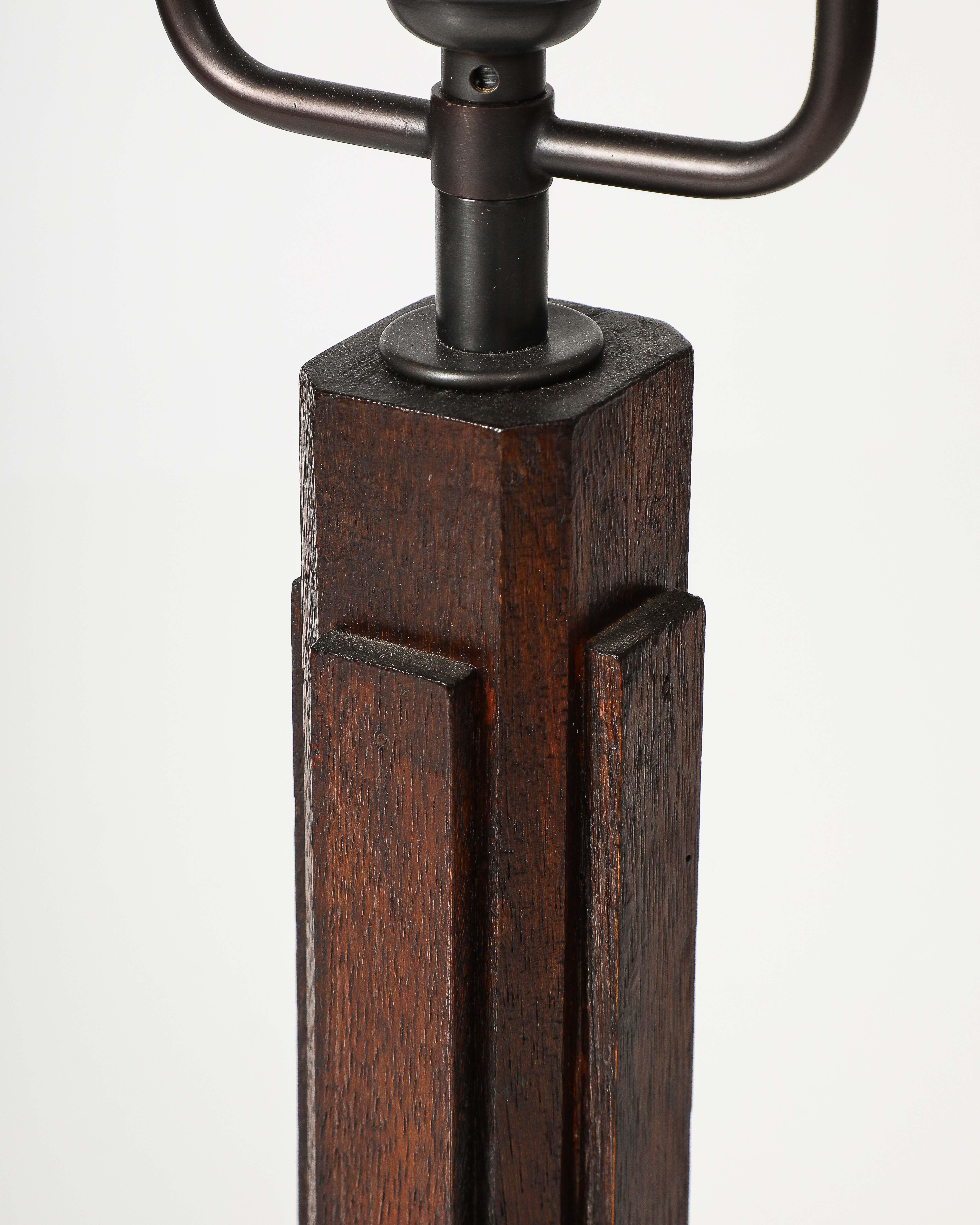 Lampe de table en noyer, France, c. 1940 en vente 9