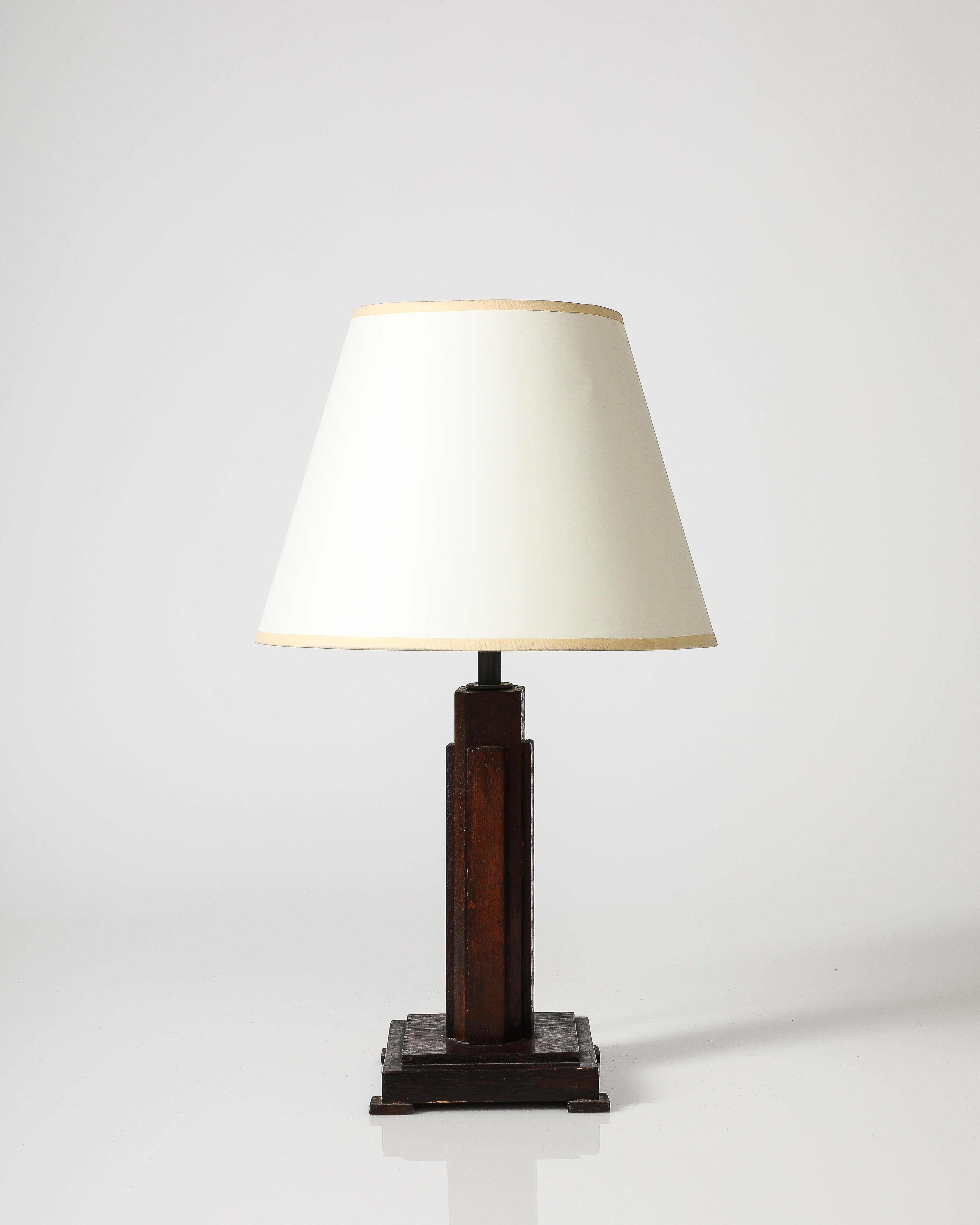 Lampe de table en noyer reconnectée.