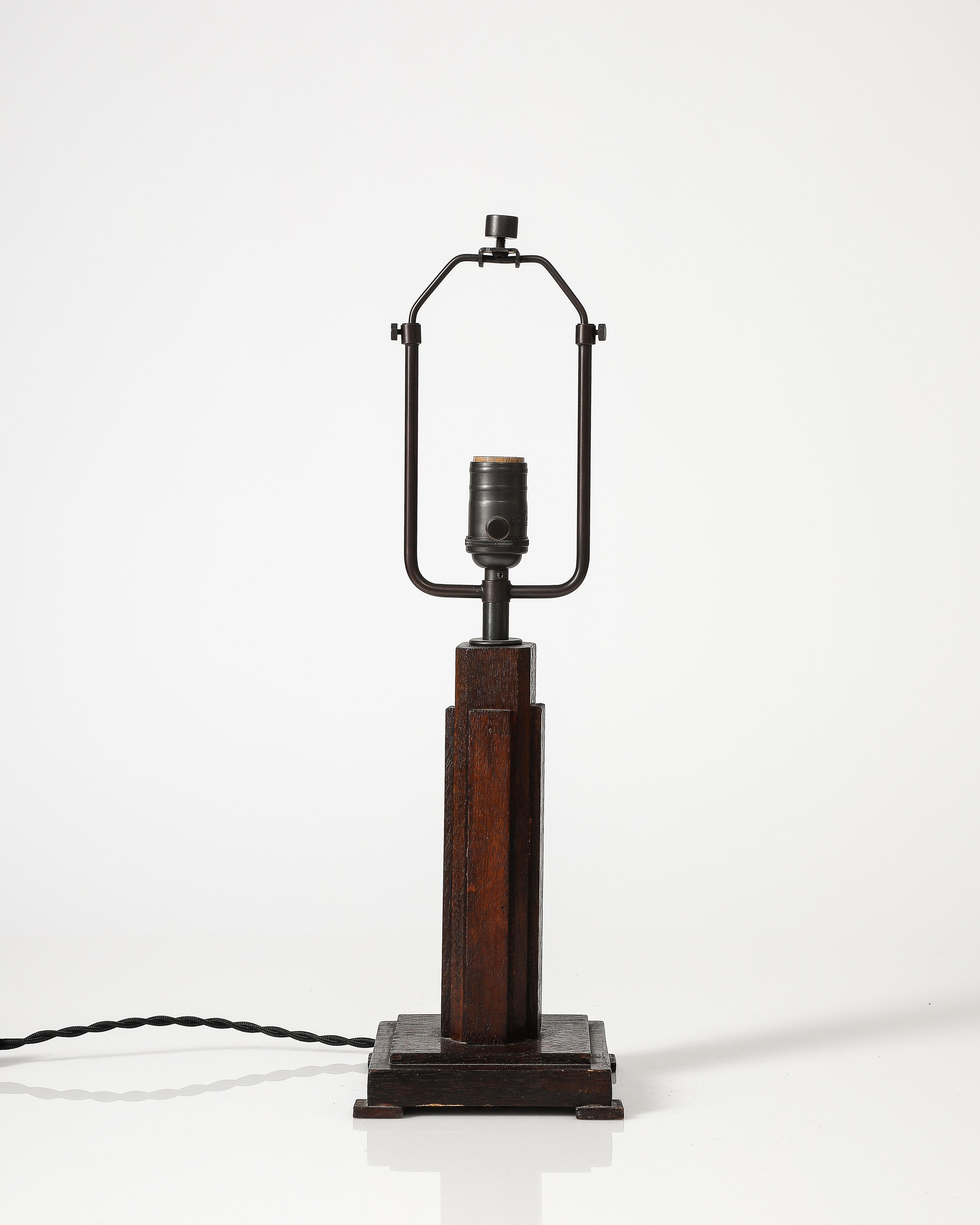 Français Lampe de table en noyer, France, c. 1940 en vente
