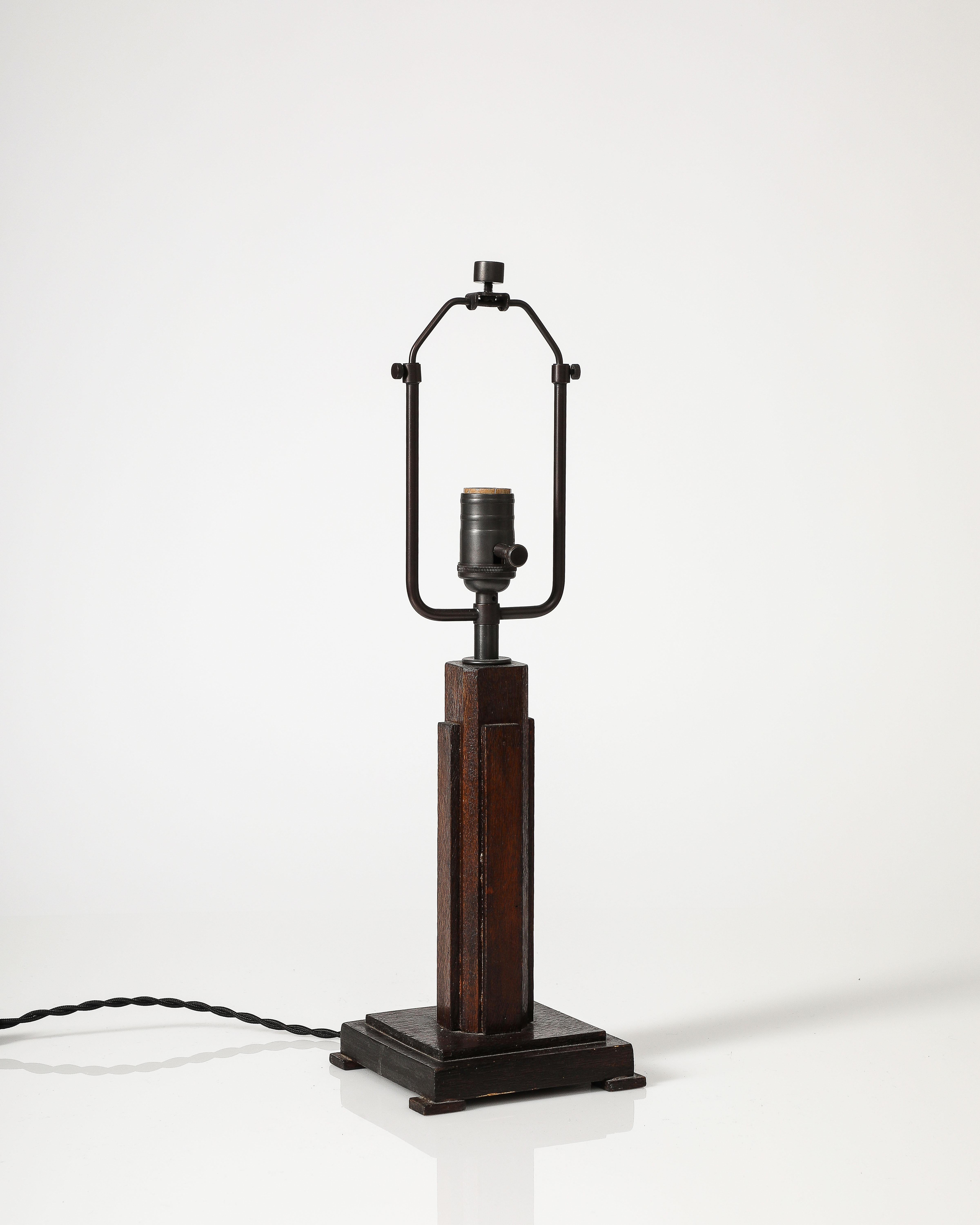 Lampe de table en noyer, France, c. 1940 Excellent état - En vente à New York City, NY