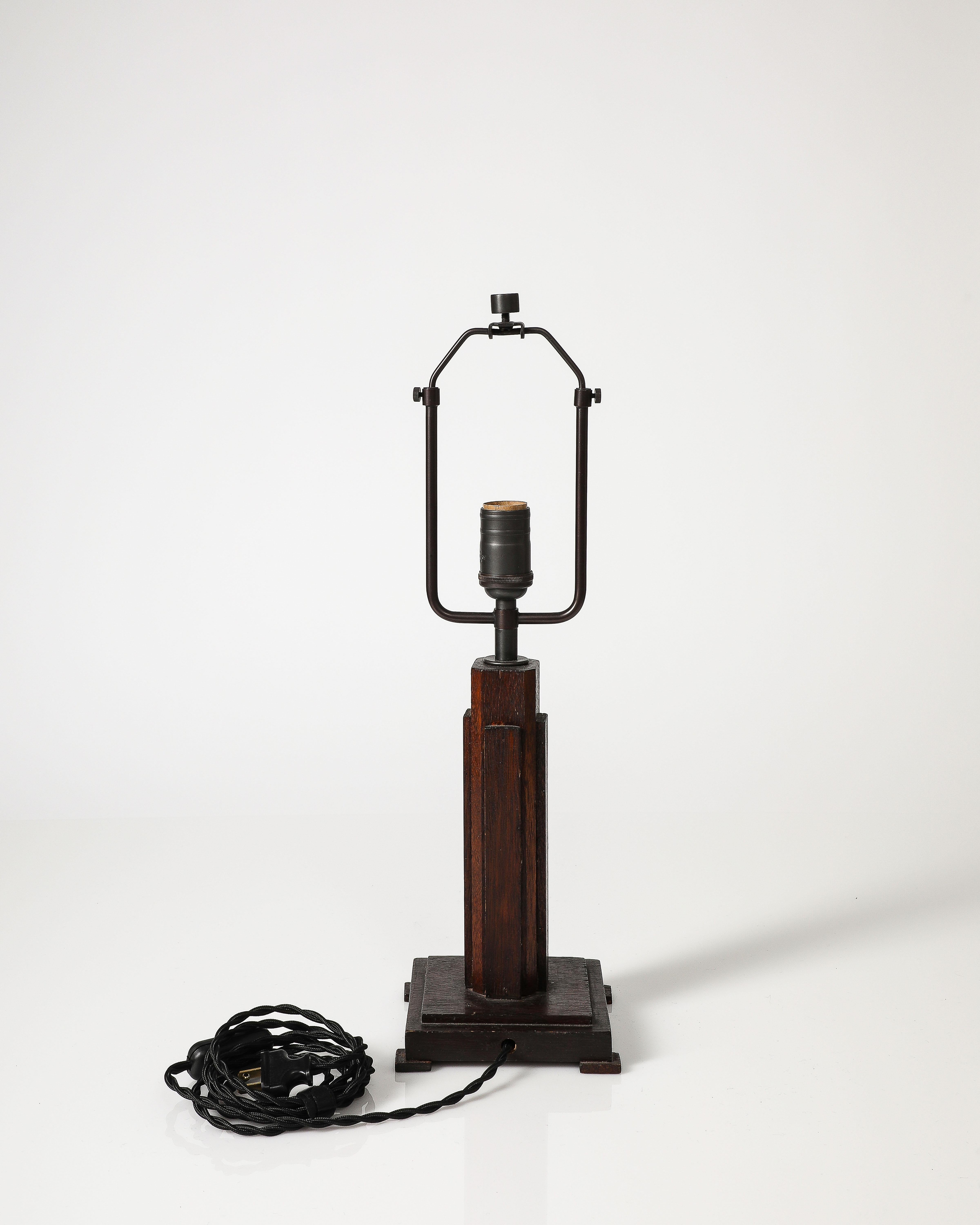 Milieu du XXe siècle Lampe de table en noyer, France, c. 1940 en vente
