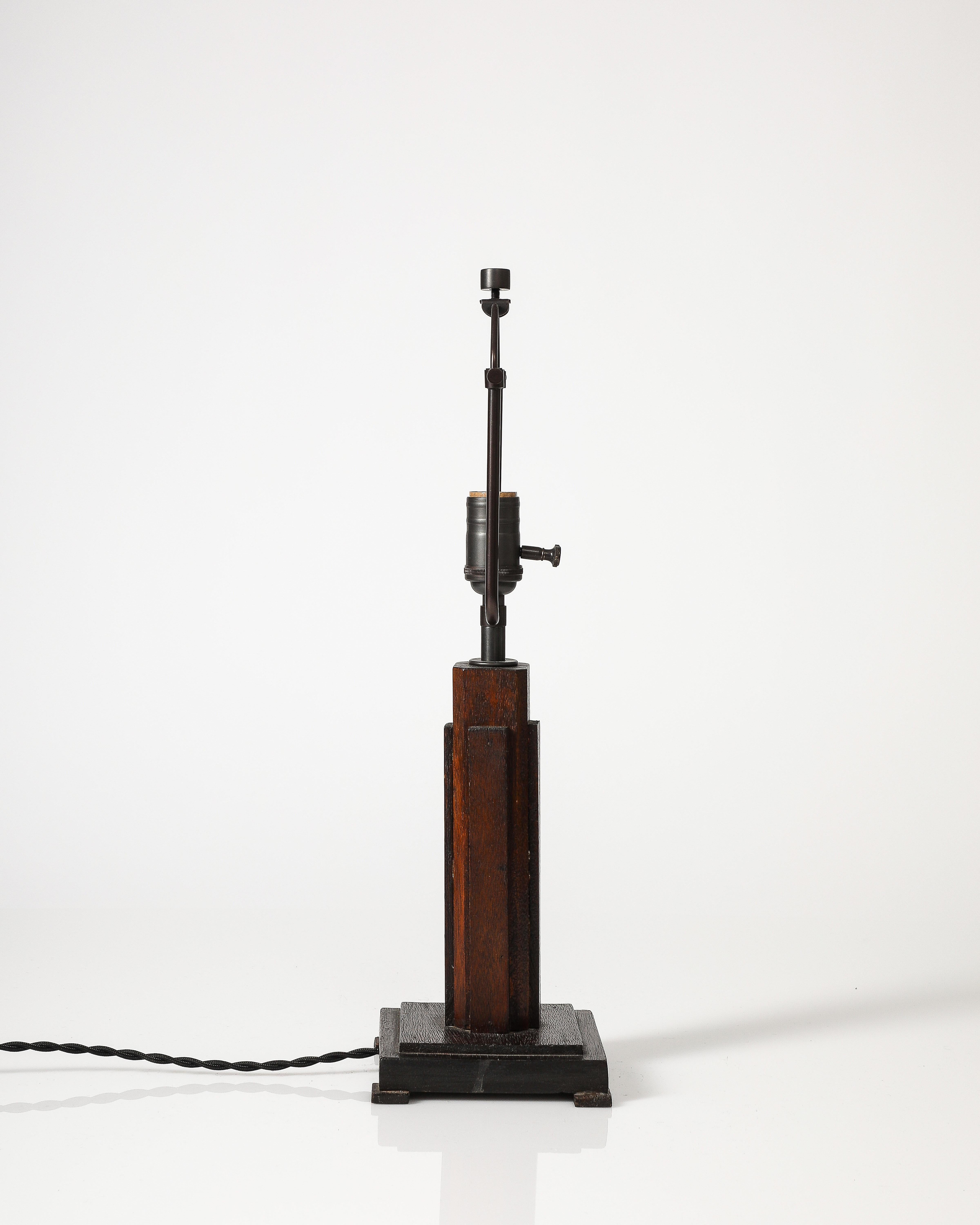 Noyer Lampe de table en noyer, France, c. 1940 en vente