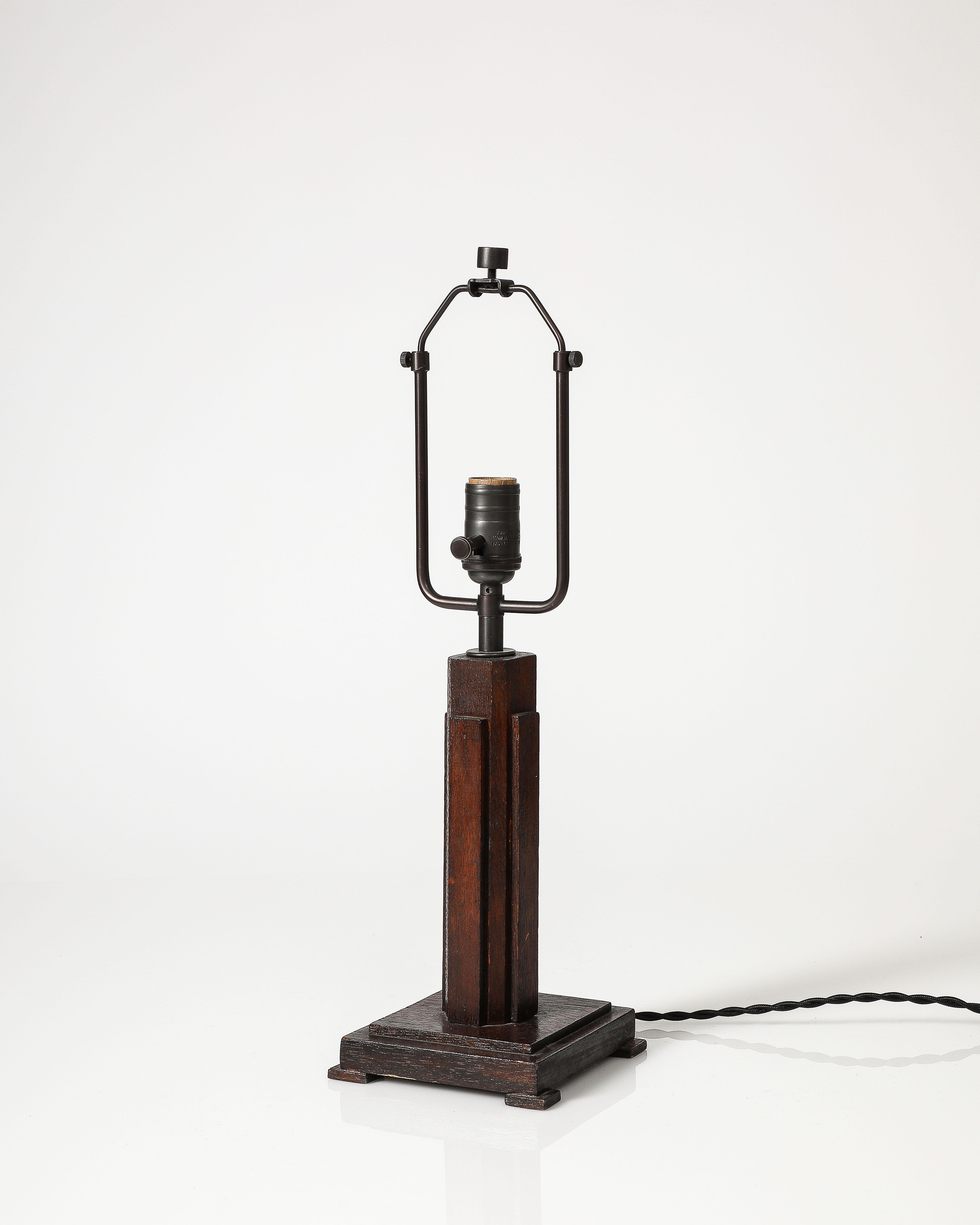 Lampe de table en noyer, France, c. 1940 en vente 2