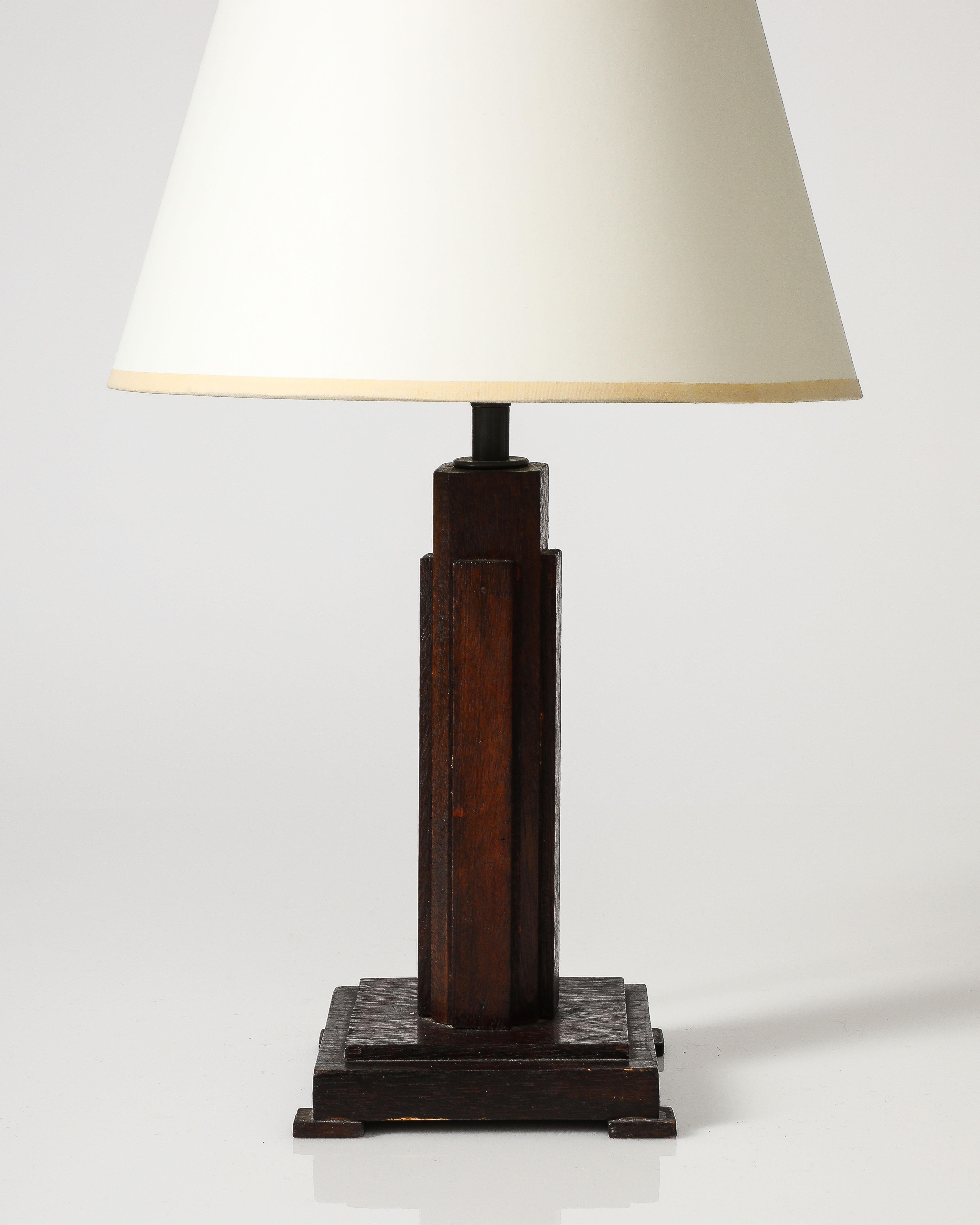 Lampe de table en noyer, France, c. 1940 en vente 3