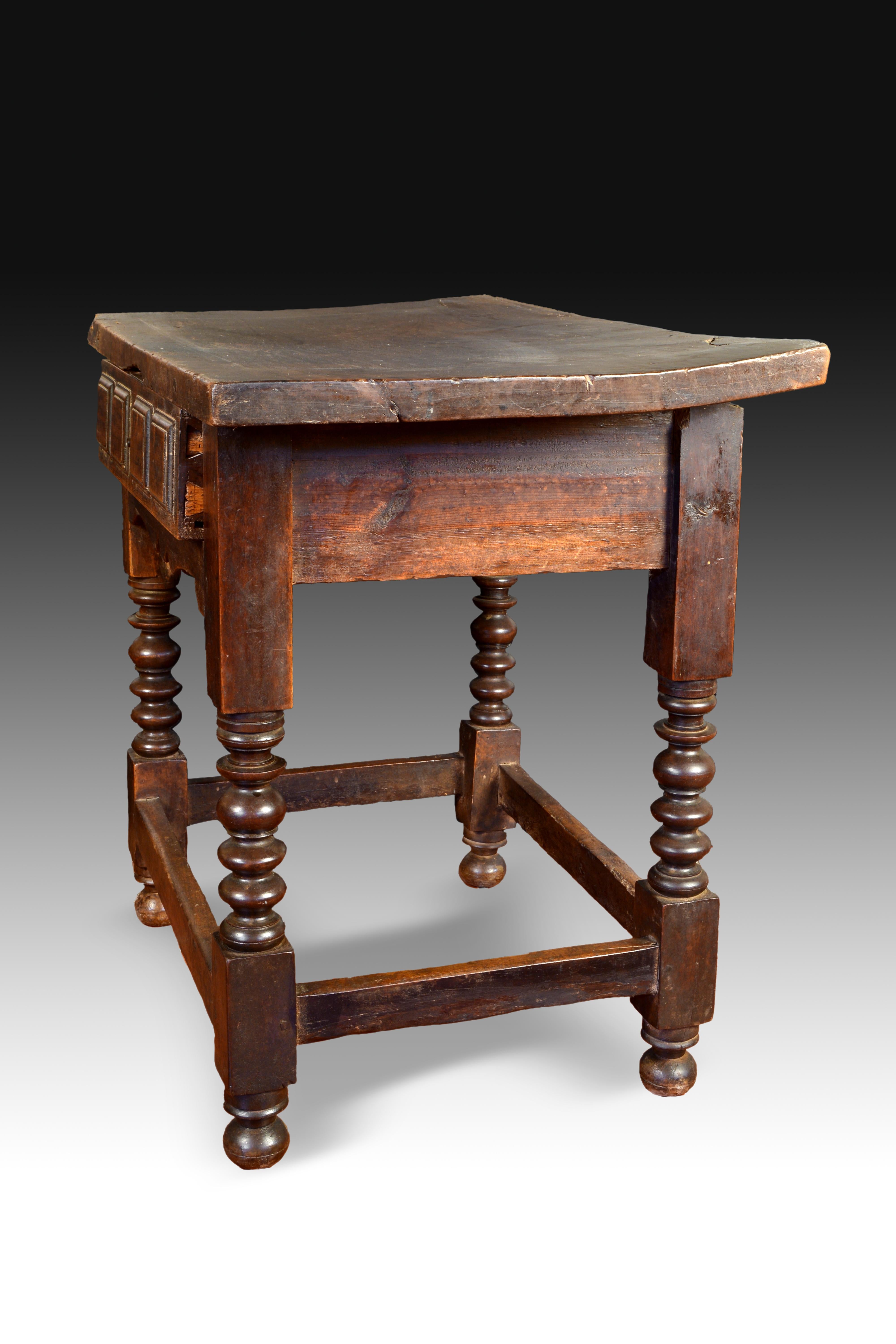 Original state requires restoration.
The table rests on four legs finished in balls and joined to each other by means of chambranas inserted in dice and followed by a zone turned into discs and pearls. The waist of the table has a decorative lower