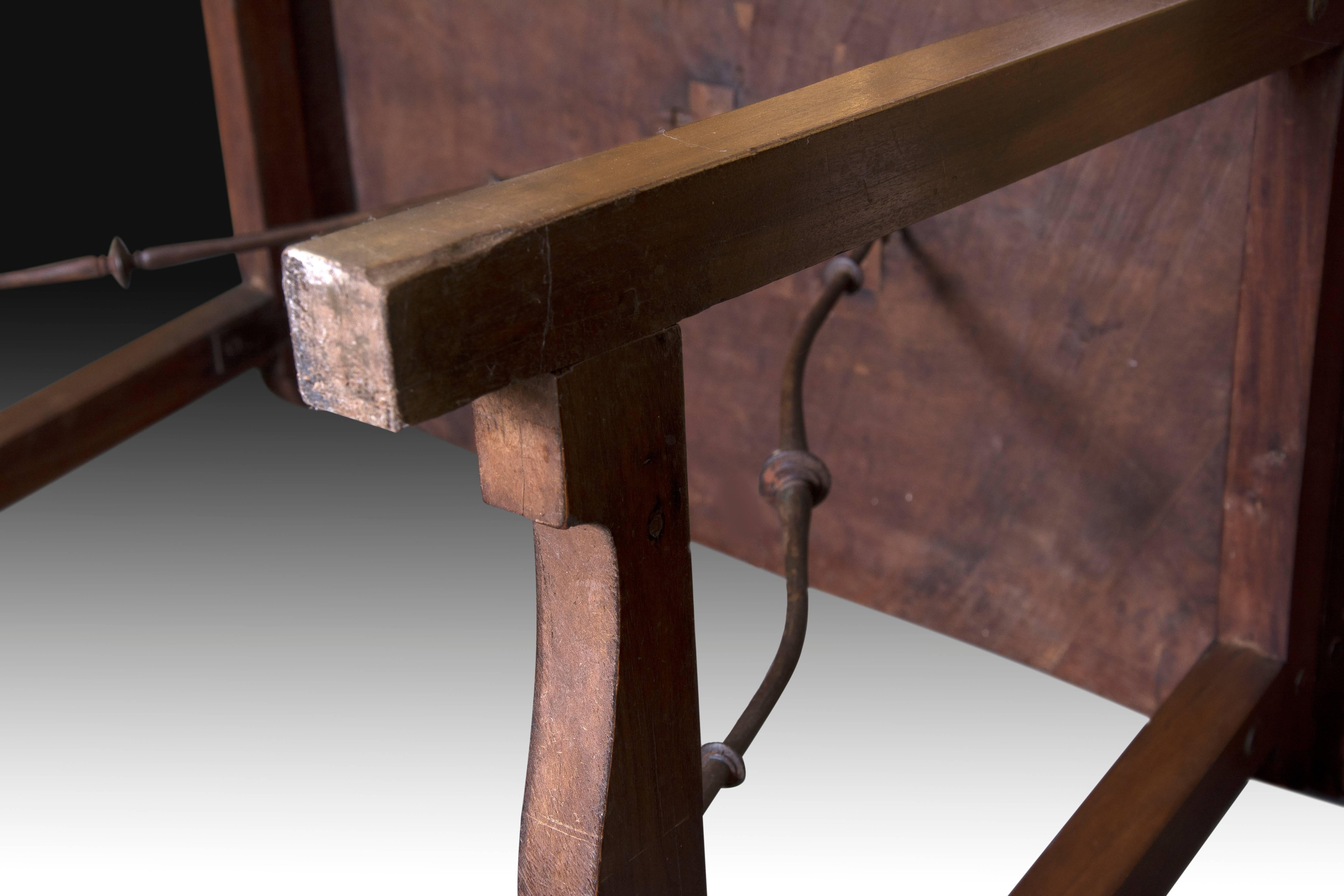tables espagnoles anciennes et sculptee avec plateau amovible