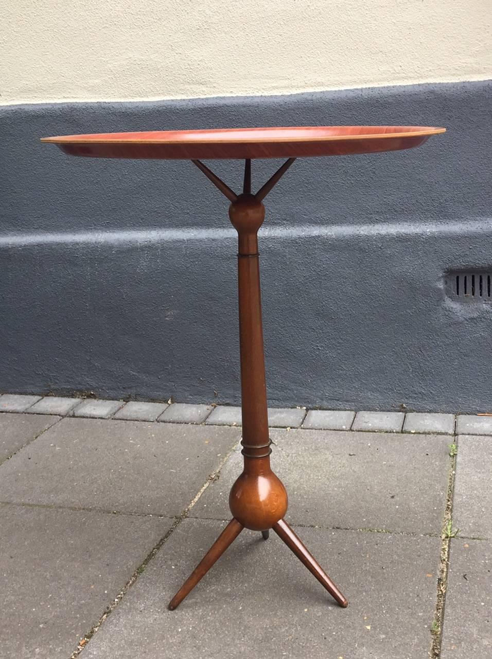 Danois Plateau tripode Sputnik en noyer et teck, table d'appoint par Severin Hansen, Danemark, années 1950 en vente