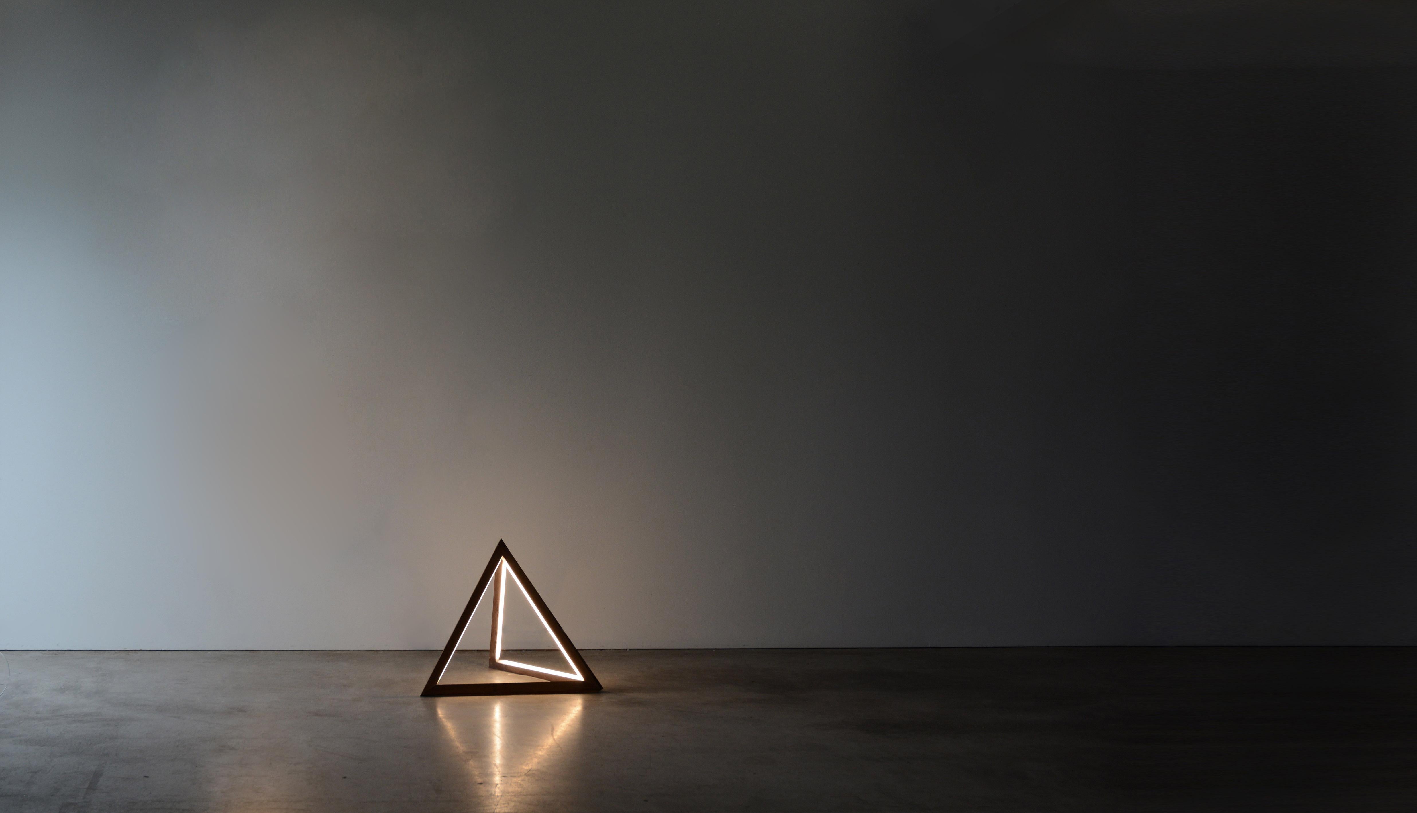 Canadese Lampada da terra Walnut Tetra di Hollis & Morris in vendita