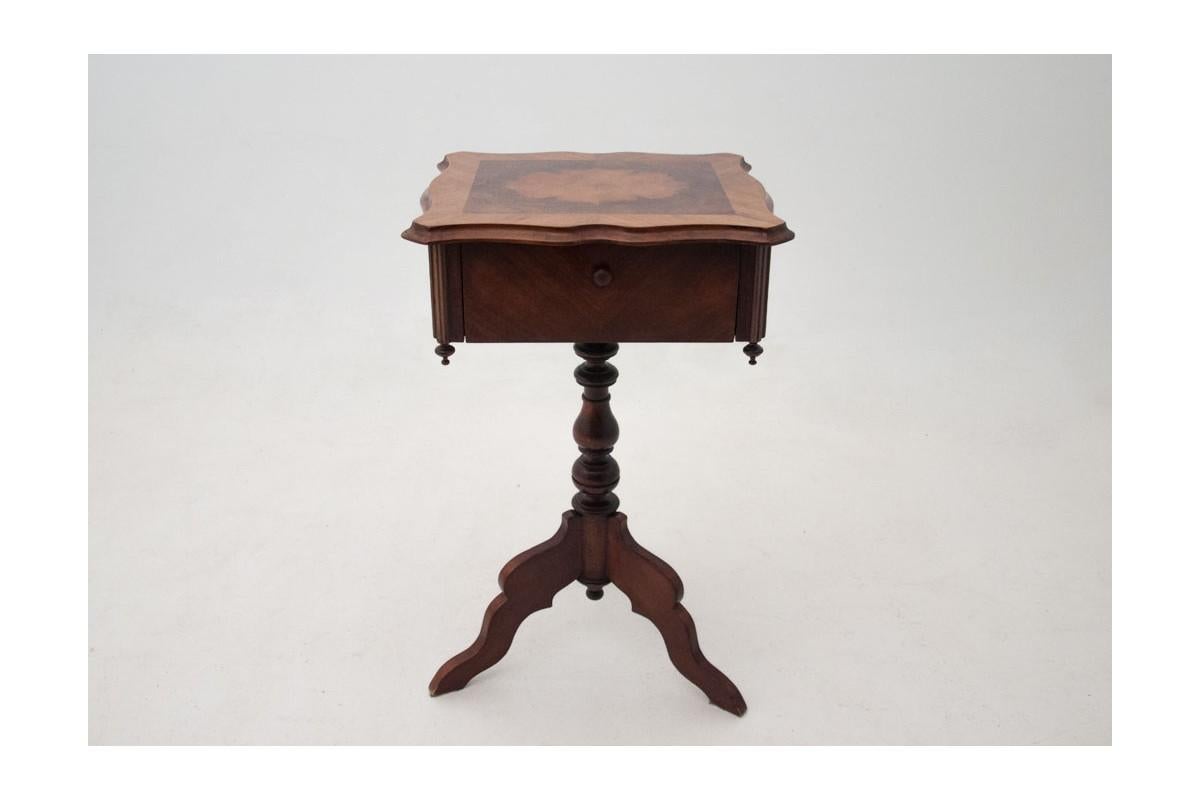 The historic thread-type table comes from Northern Europe. The furniture was made around 1900 from walnut wood.

Dimensions:

Measures: height 82 cm, width 45 cm, depth. 50 cm.