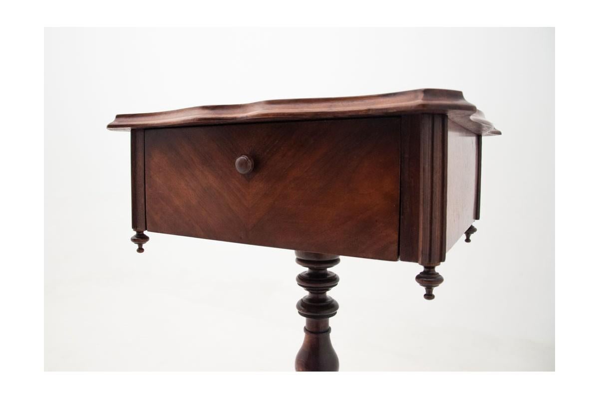 Walnut Thread Table from Around 1900 In Good Condition For Sale In Chorzów, PL