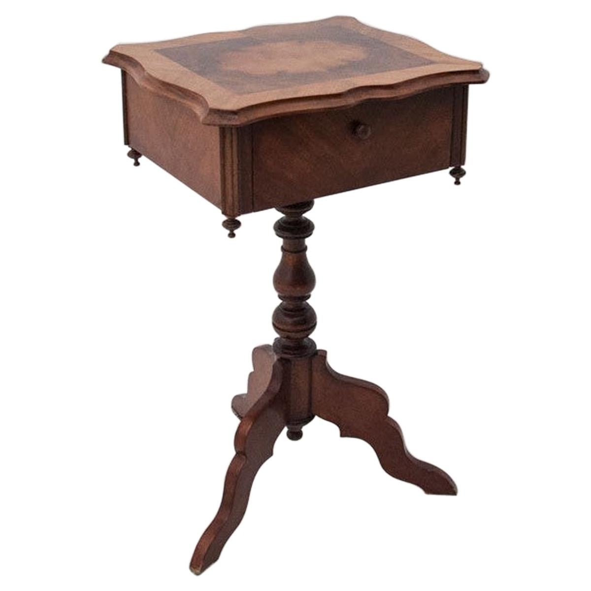 Table en fil de noyer datant d'environ 1900 en vente