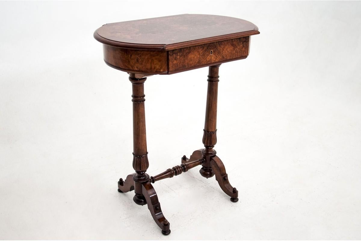 A stylish table - a thread from the turn of the century. After renovation.

Dimensions: height 73 cm / width 62 cm / depth 42 cm

The antique thread table was made at the turn of the century in walnut wood. The furniture has a pull-out drawer