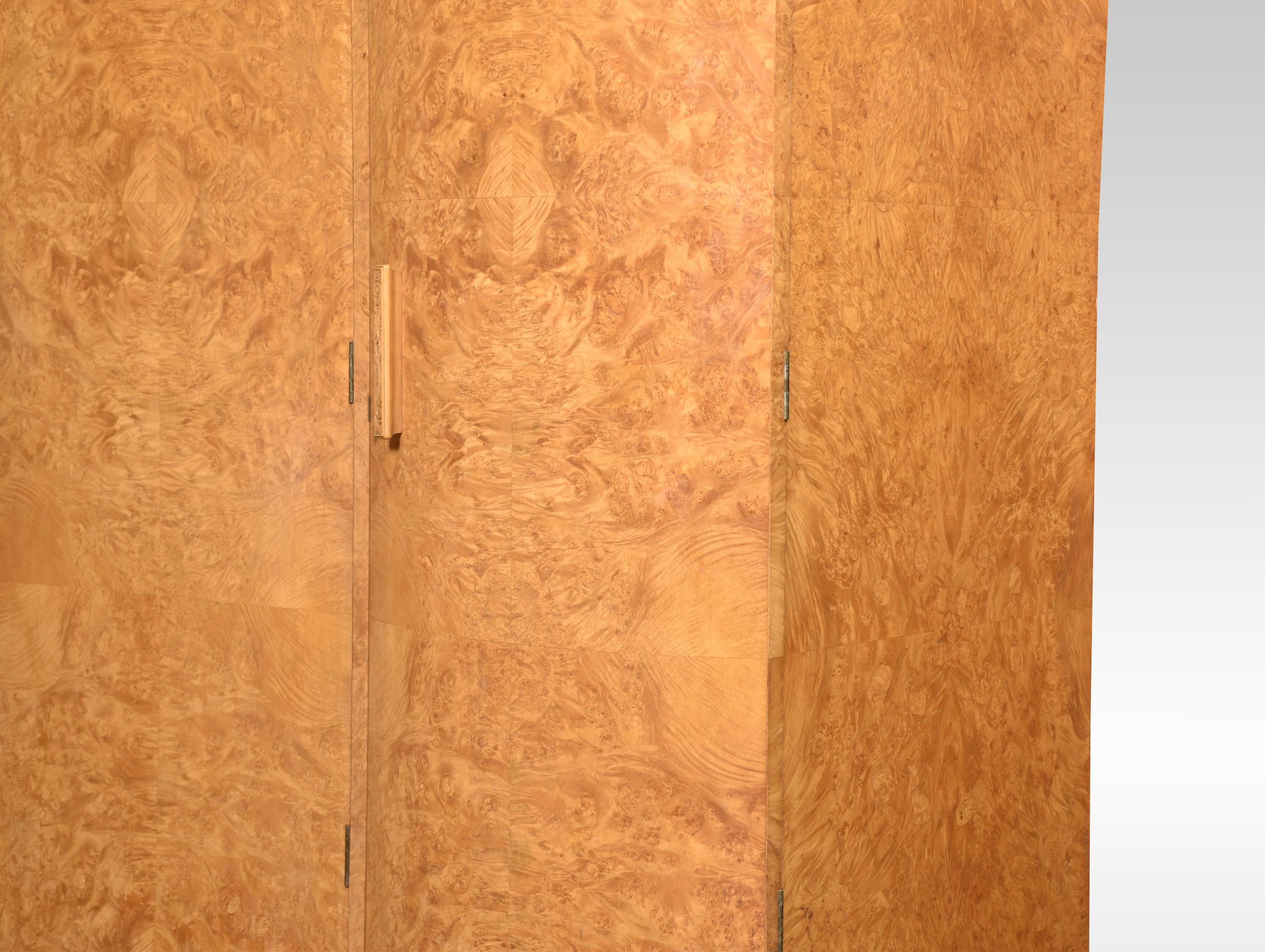 Dreitüriger kompakter Kleiderschrank aus Nussbaumholz 4