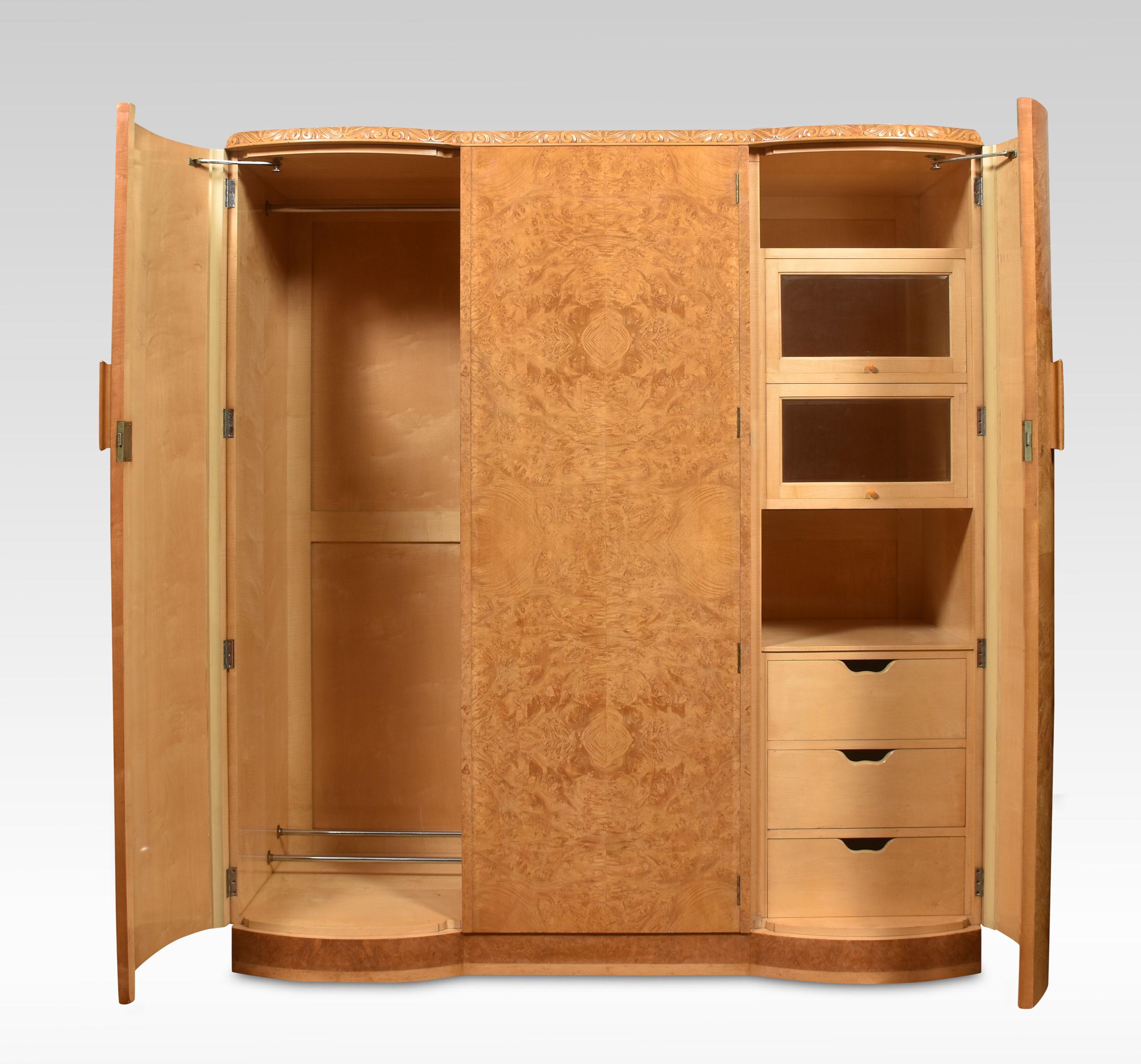 Dreitüriger kompakter Kleiderschrank aus Nussbaumholz (Britisch)