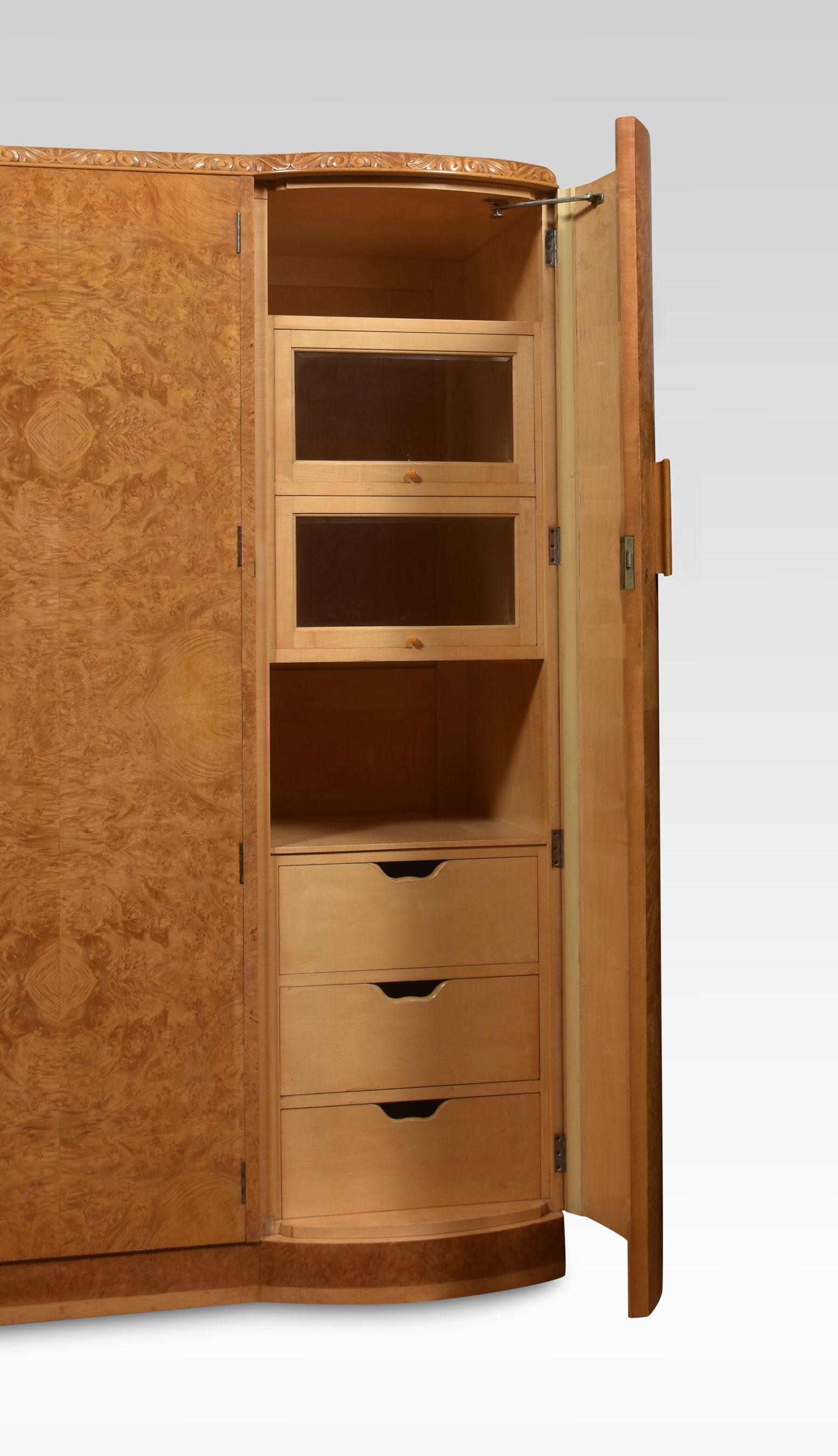 Dreitüriger kompakter Kleiderschrank aus Nussbaumholz im Zustand „Gut“ in Cheshire, GB