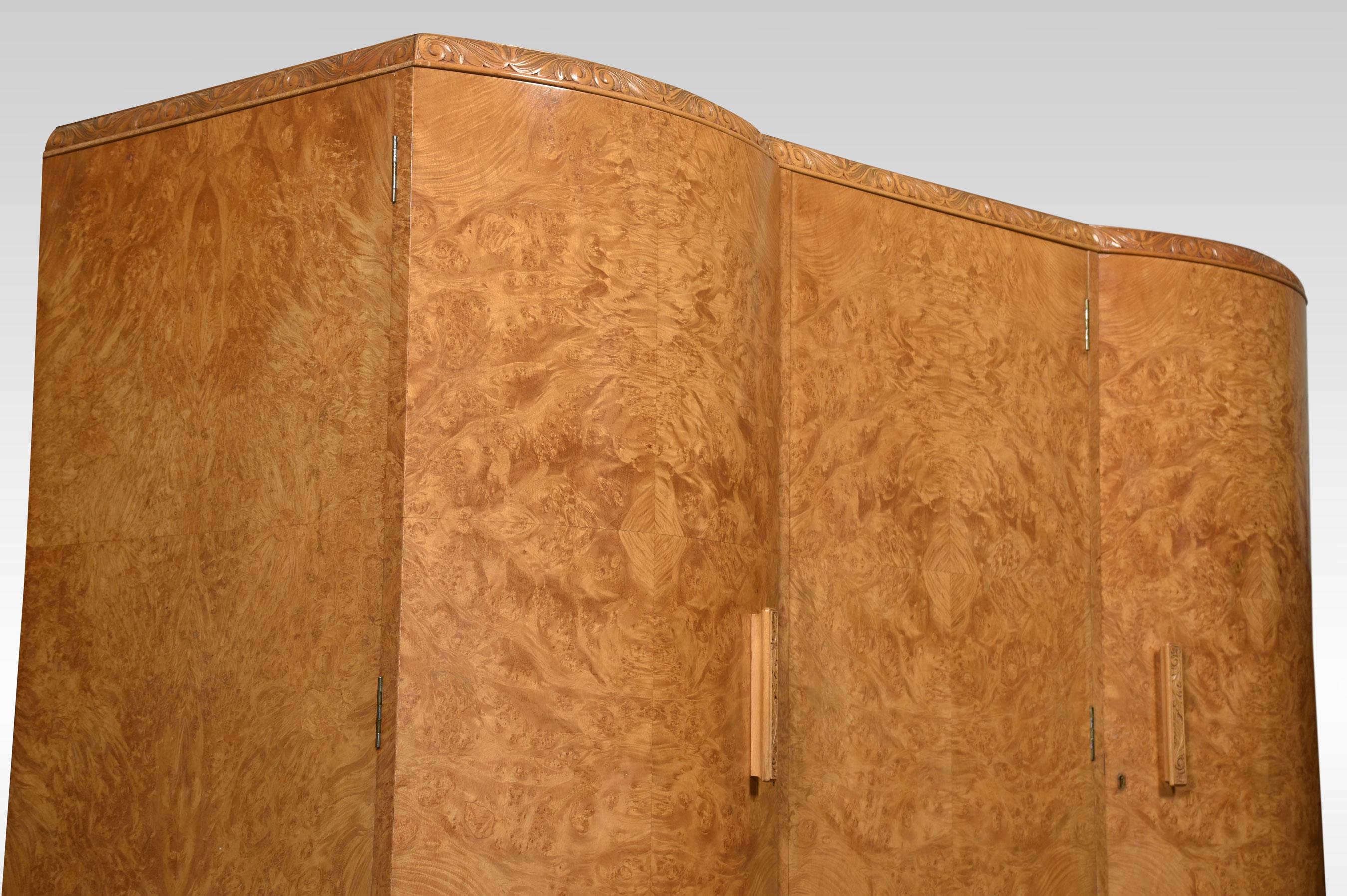 Dreitüriger kompakter Kleiderschrank aus Nussbaumholz 1
