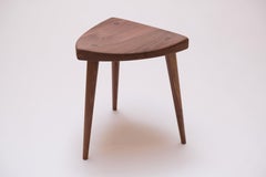 Dreibeiniger Hocker aus Nussbaum Mid Century Modern