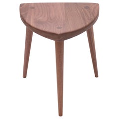 Dreibeiniger Hocker aus Nussbaum Mid Century Modern