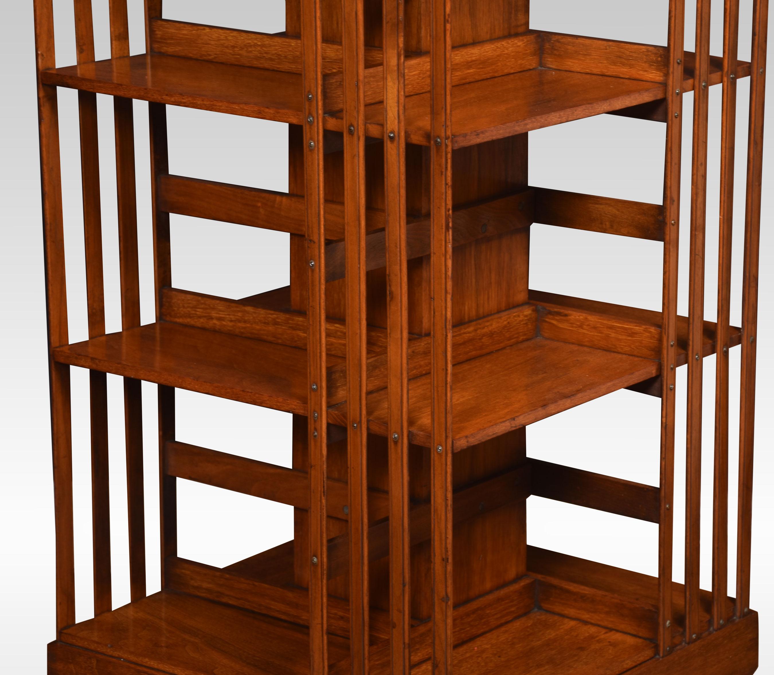 Dreistöckiges drehbares Bücherregal aus Nussbaum (Britisch)