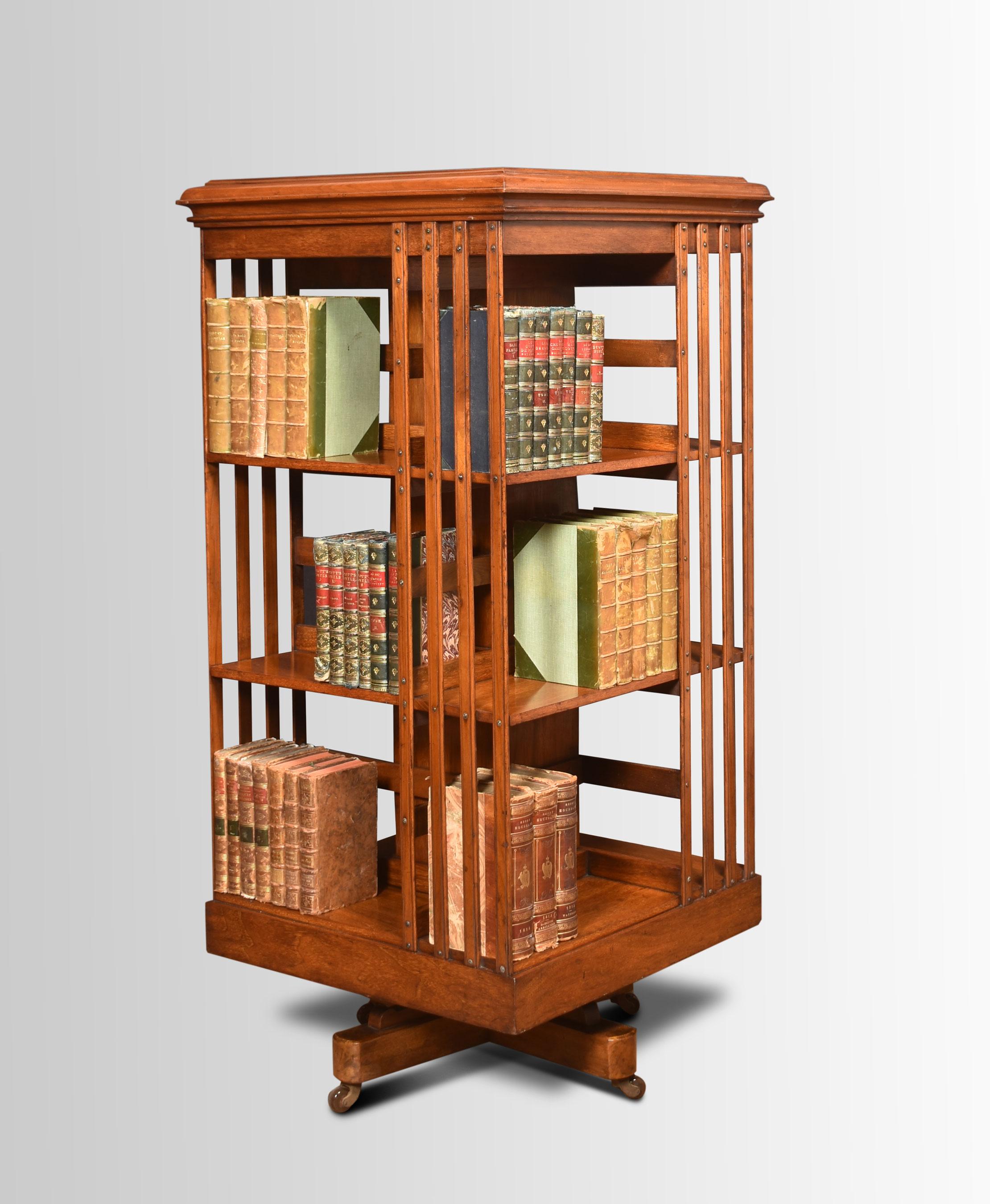 Dreistöckiges drehbares Bücherregal aus Nussbaum im Zustand „Gut“ in Cheshire, GB