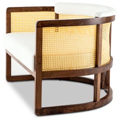 Sillón Livingston de madera de nogal, ratán y lino