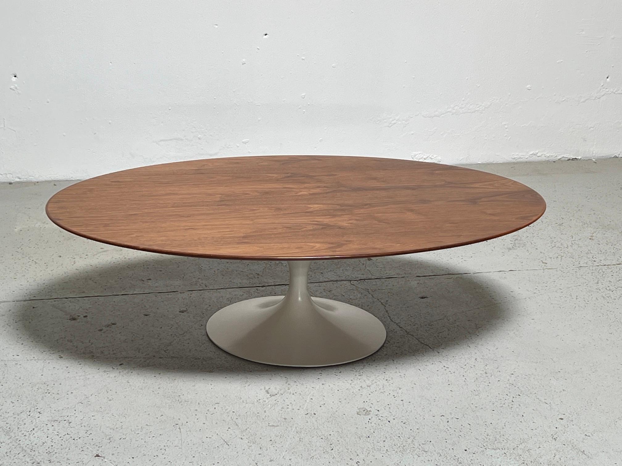 Walnut Top Elliptical Coffee Table by Eero Saarinen for Knoll In Good Condition For Sale In Dallas, TX