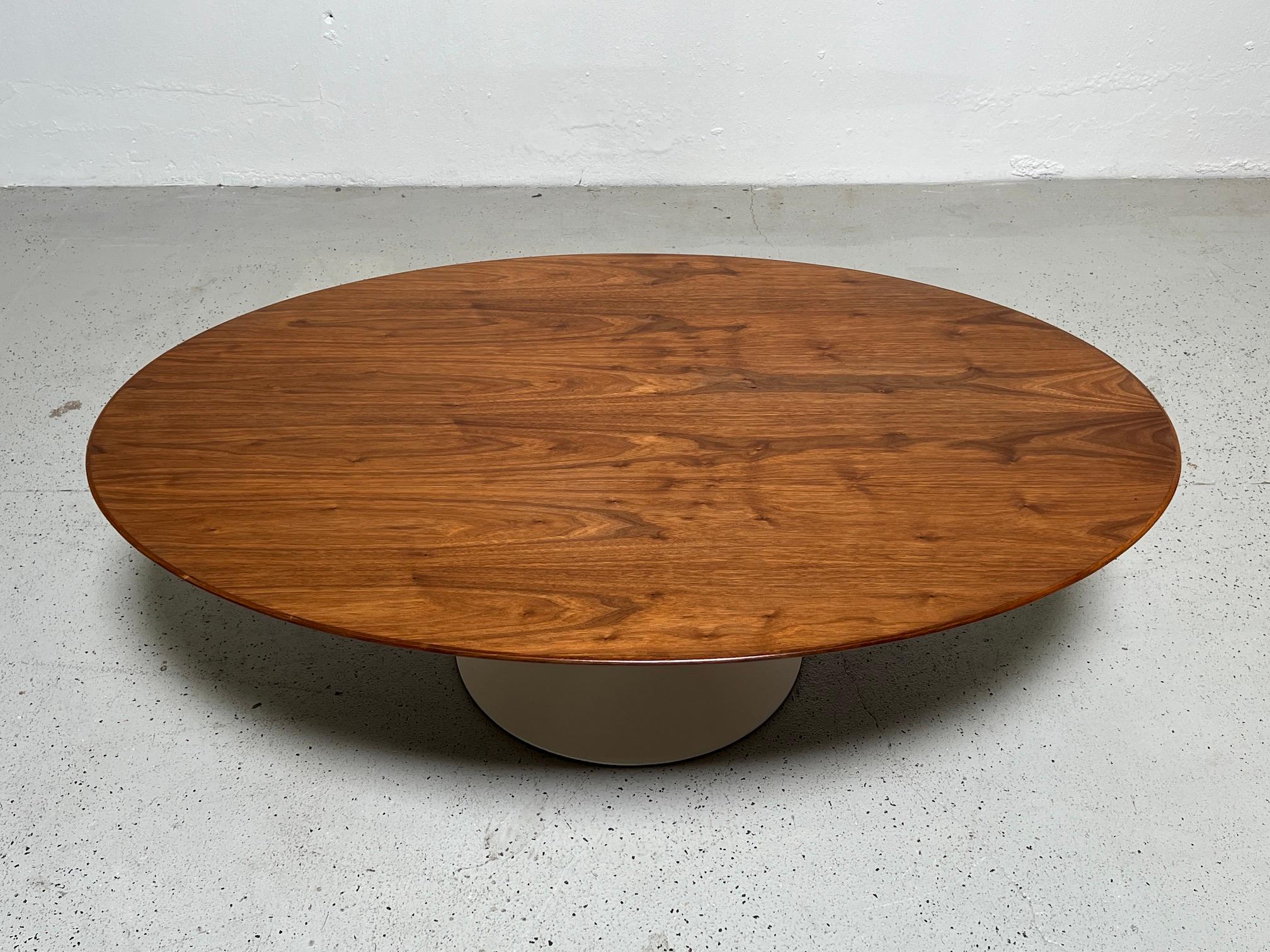 Walnut Top Elliptical Coffee Table by Eero Saarinen for Knoll For Sale 1