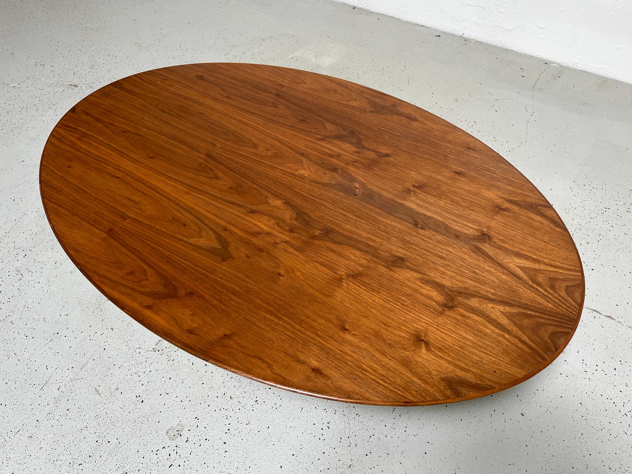 Walnut Top Elliptical Coffee Table by Eero Saarinen for Knoll For Sale 3
