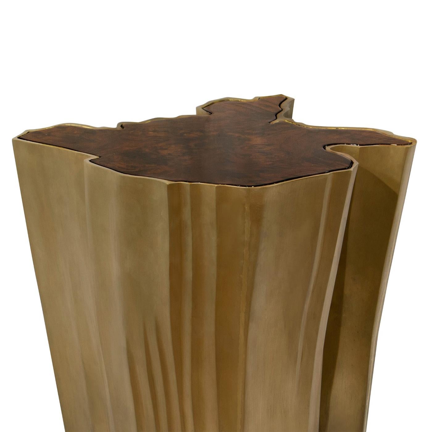 Side Table Walnut Top with walnut veneer top in matte finish.
Base in casted solid brass in brushed finish with glossy varnished.