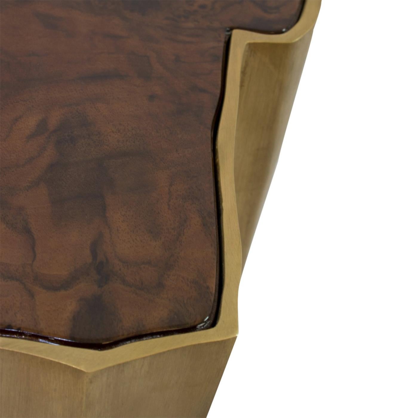 Laiton Table d'appoint en noyer en vente