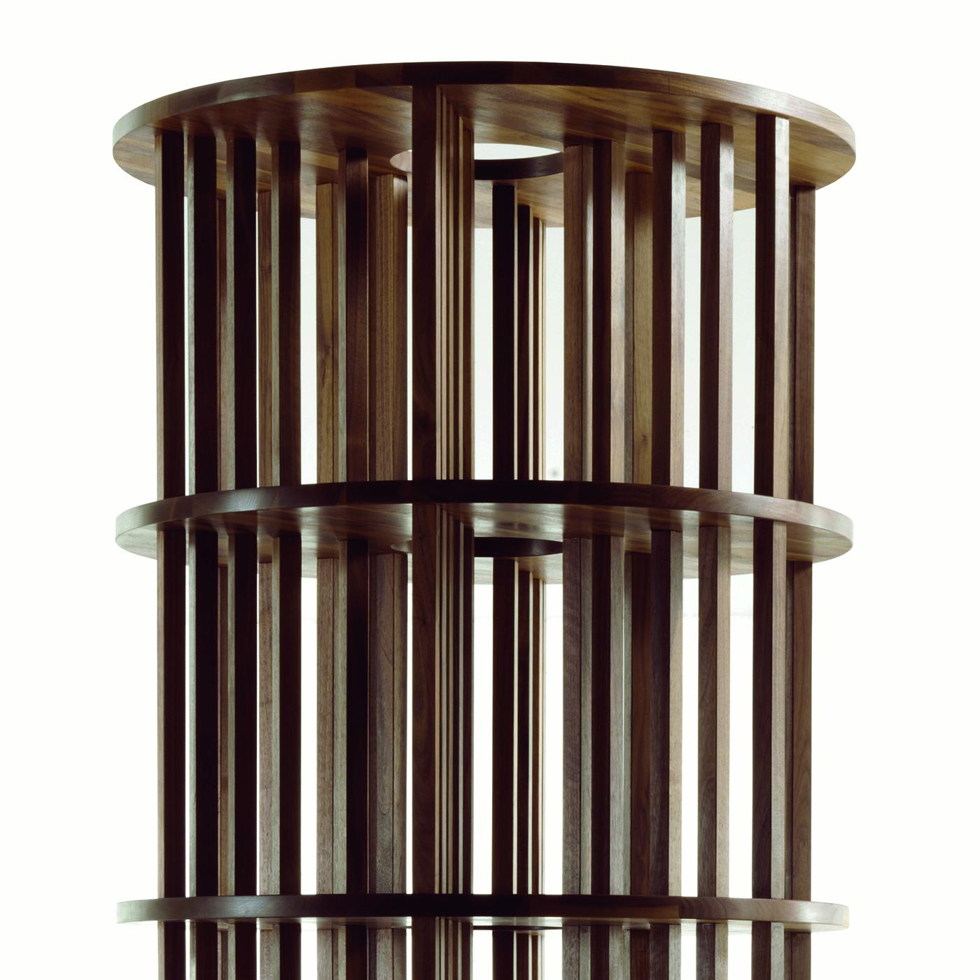 Bibliothèque tour noyer tout en bois de noyer massif
composé de lamelles verticales goupillées qui s'insèrent dans le cercle 
étagères 5 niveaux de différence, avec base rotative utilisable à 360°.
Bois traité avec de la cire de pin