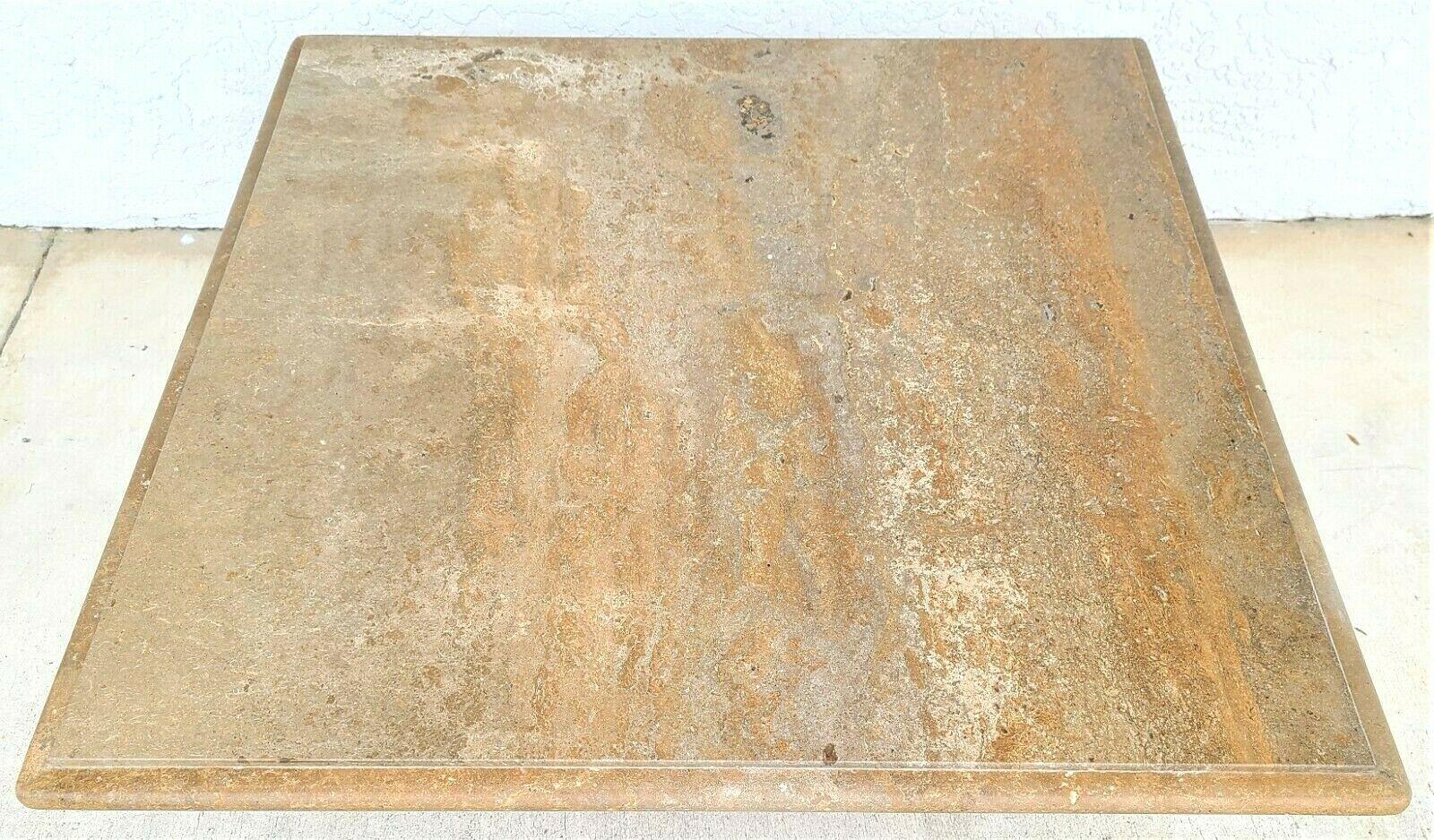 Ofreciendo una de nuestras recientes adquisiciones de muebles finos de Palm Beach Estate de un
magnífica mesa de centro de cóctel de mármol travertino pulido italiano vintage

La parte superior se quita y hay un gran compartimento secreto dentro