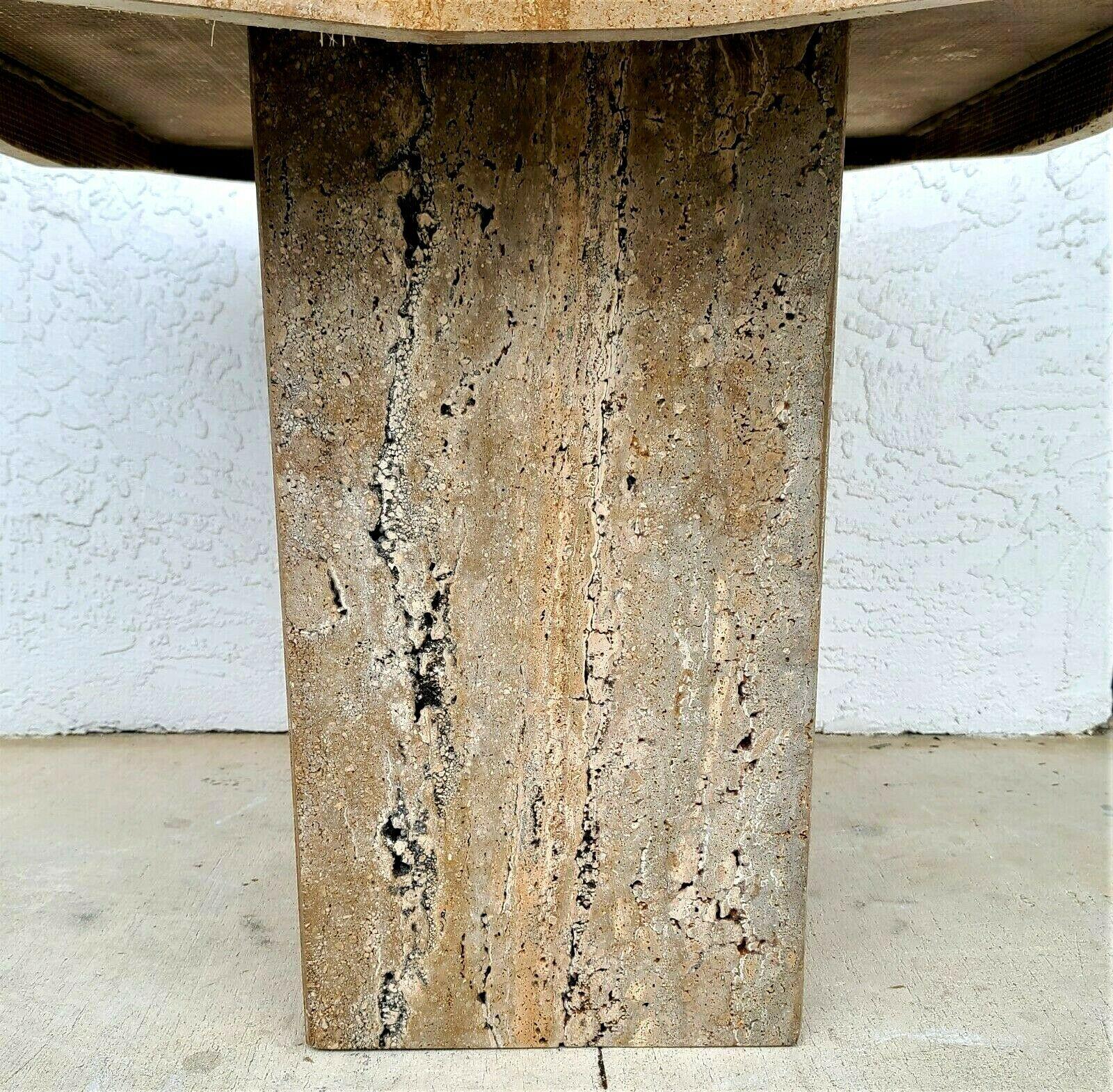 Marbre Table d'extrémité d'appoint en noyer et marbre travertin de Stone International en vente